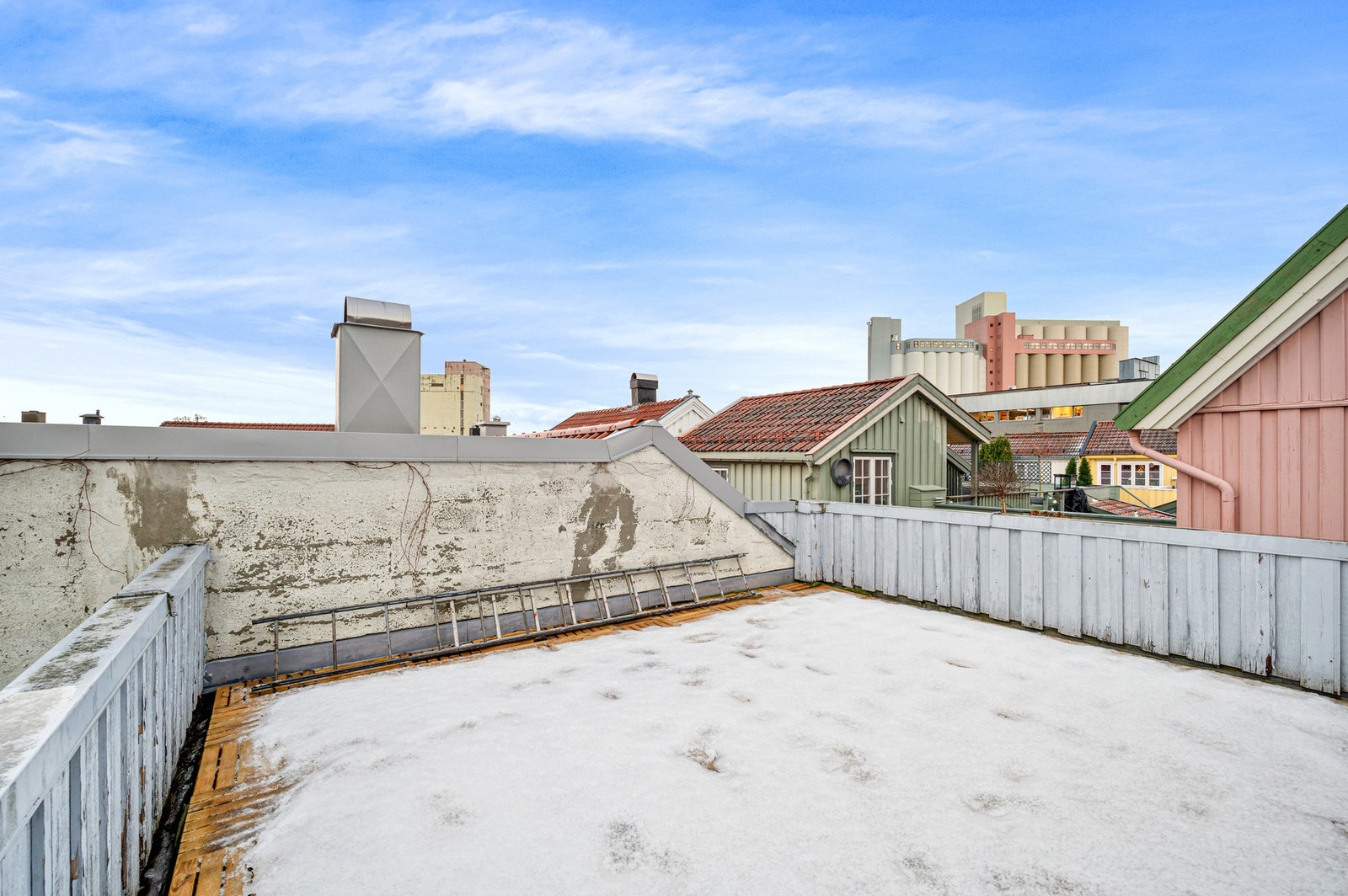 Området rundt boligen er omtalt som rolig og trygt. Galleribilde