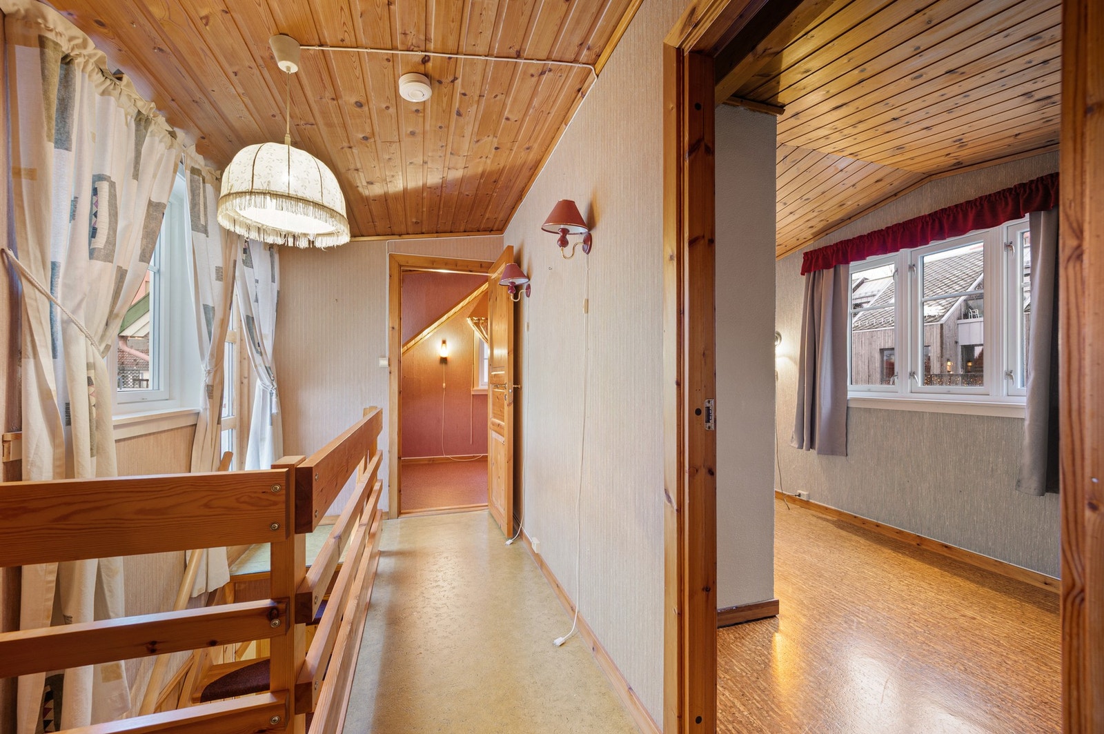 Oppe i overetasjen finnes, en bod, to soverom og en romslig terrasse. Galleribilde