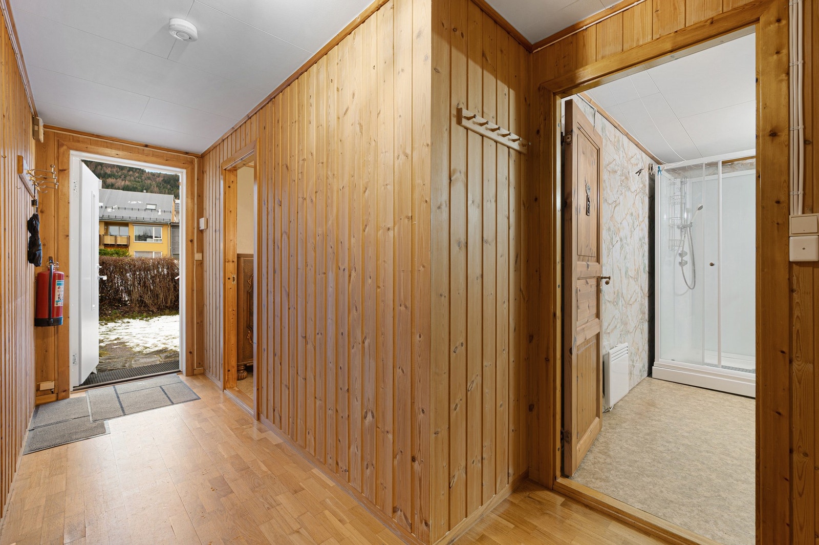 Entré med god plass til ønsket garderobeløsning. Galleribilde