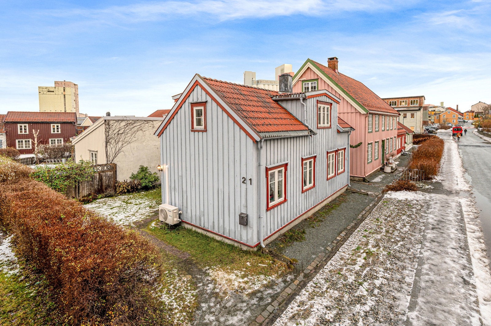 EiendomsMegler 1 v/Martin Mitani har gleden av å presentere en innholdsrik familiebolig beliggende i populære Ilsvikøra!
Foto: Krokstad&Nervik v/Jens Martin Nervik. Galleribilde