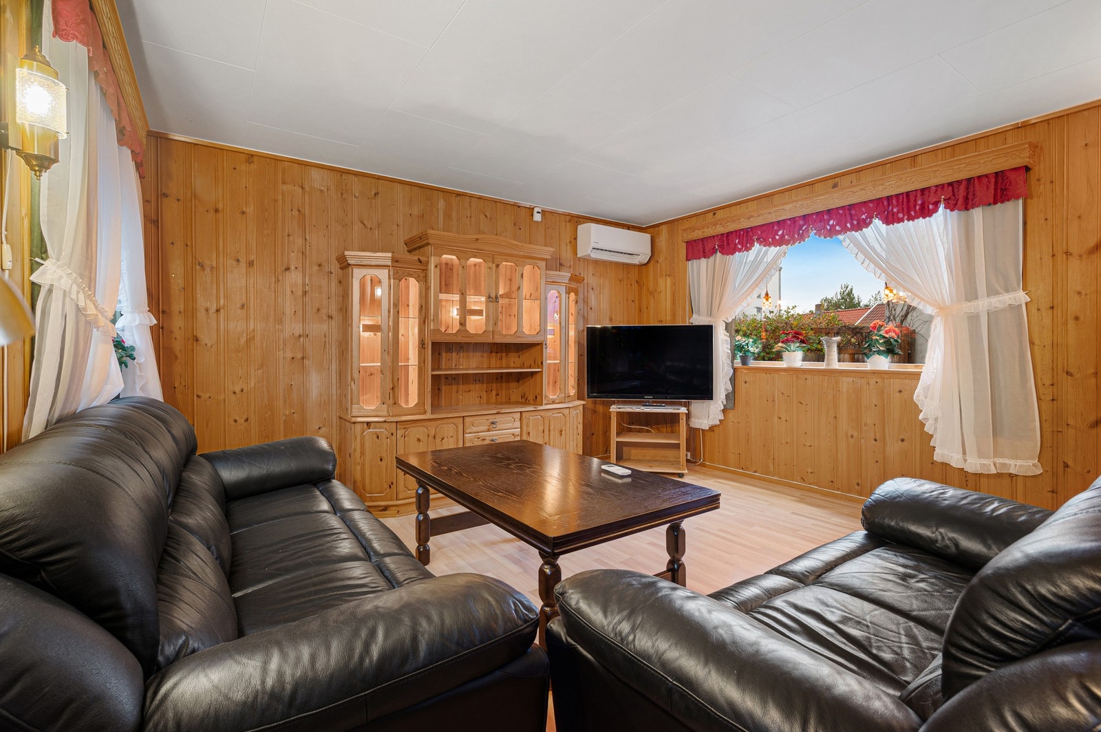 Boligen er fra 1985, og har en planløsning som byr på muligheter. Galleribilde