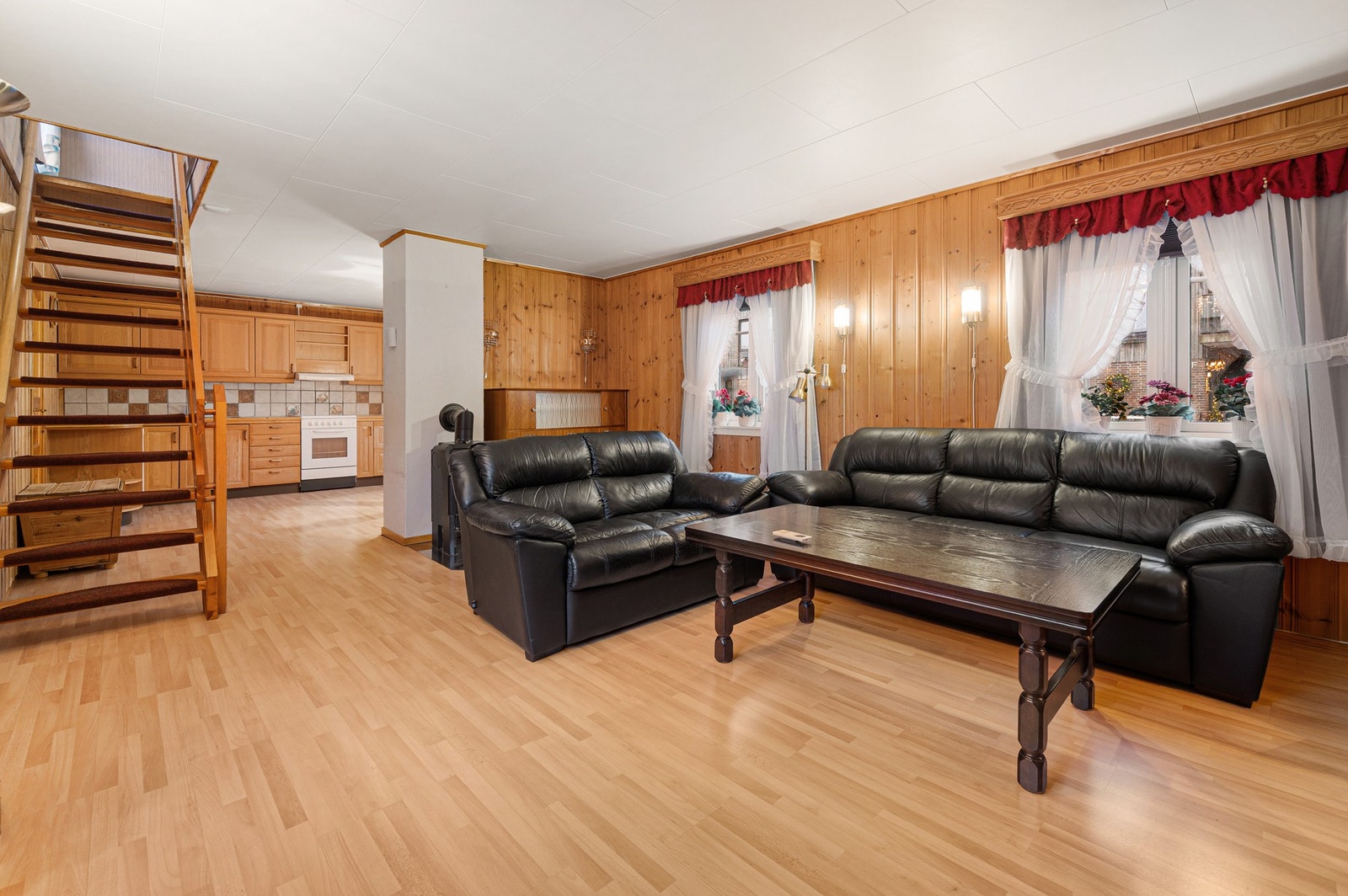 Huset varmes opp i kombinasjon av vedfyring, elektrisitet og varmepumpe. Overnevnte bidrar til og holde strømkostnadene nede på vintere. Galleribilde