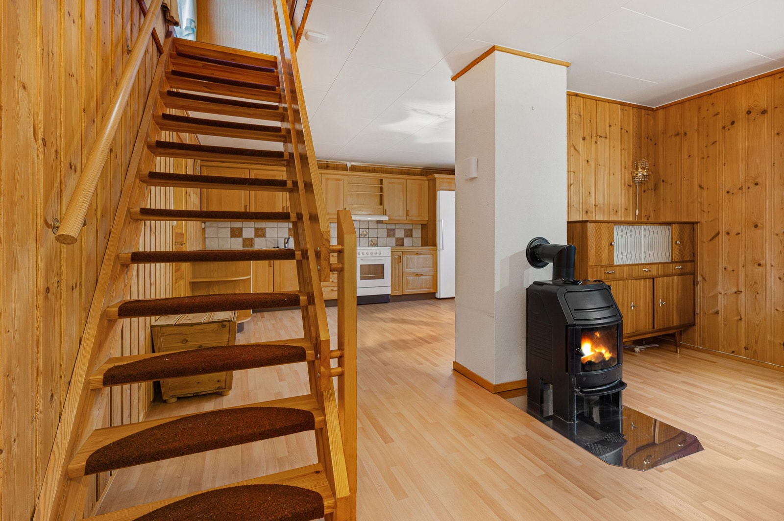 På de kaldeste vinterdagene, kan man nyte varmen fra den velfungerende peisen. Galleribilde