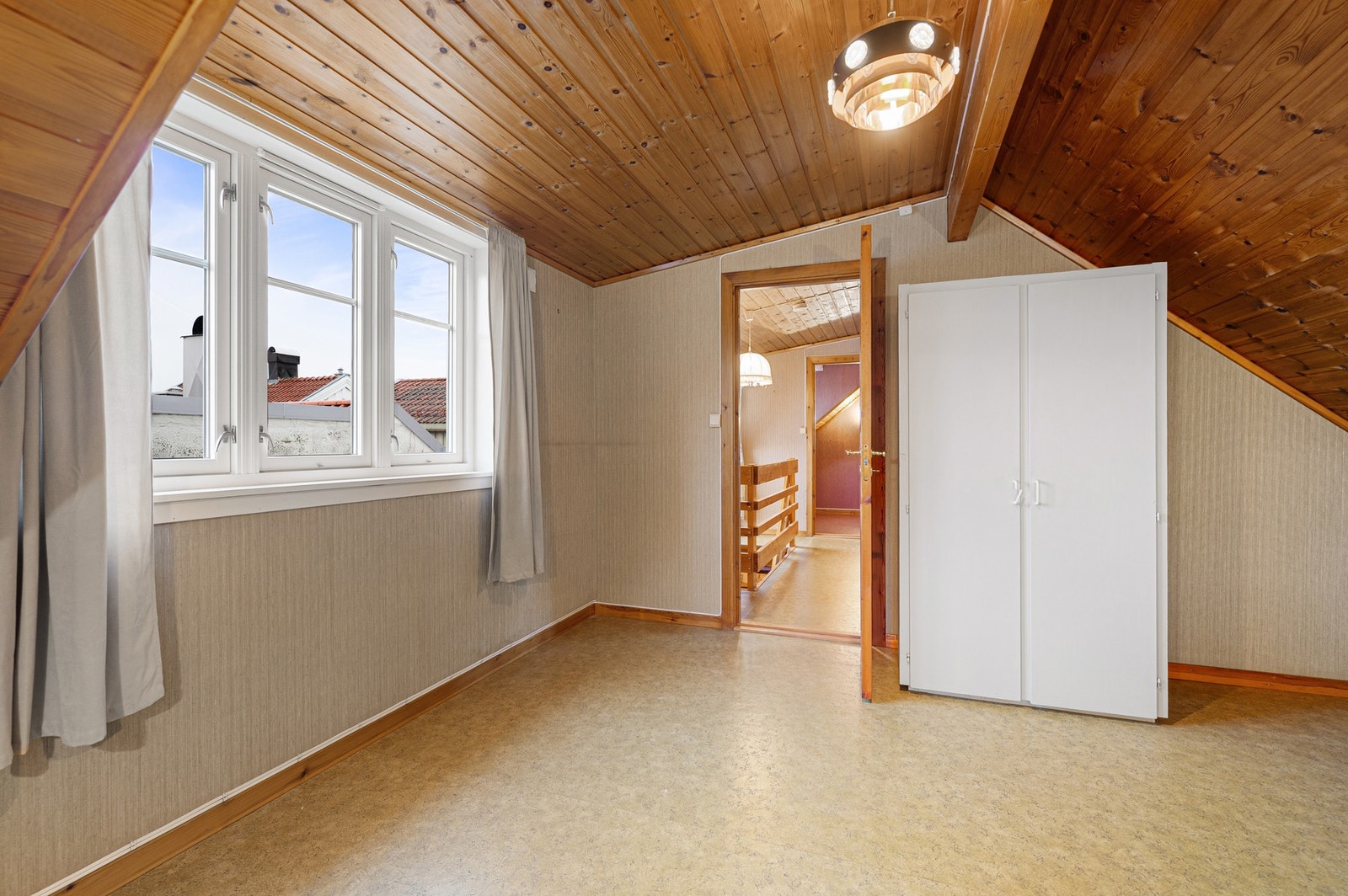 God plass til dobbeltseng og garderobe. Galleribilde