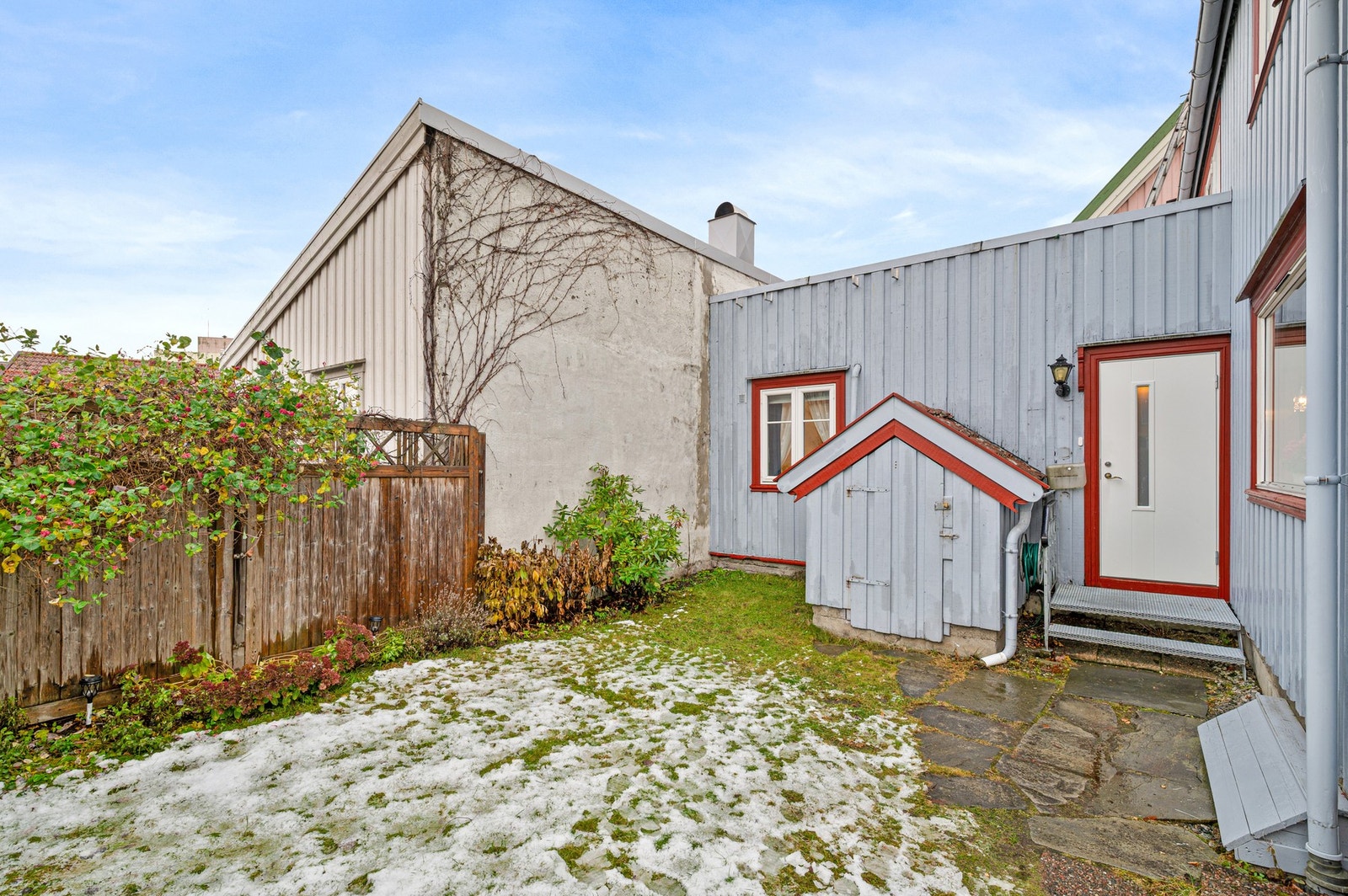 Det er pliktig medlemskap i velforeningen som bl.a. drifter parkeringsplassen, samt grøntarealet med grill og benker ved sjøen. Galleribilde