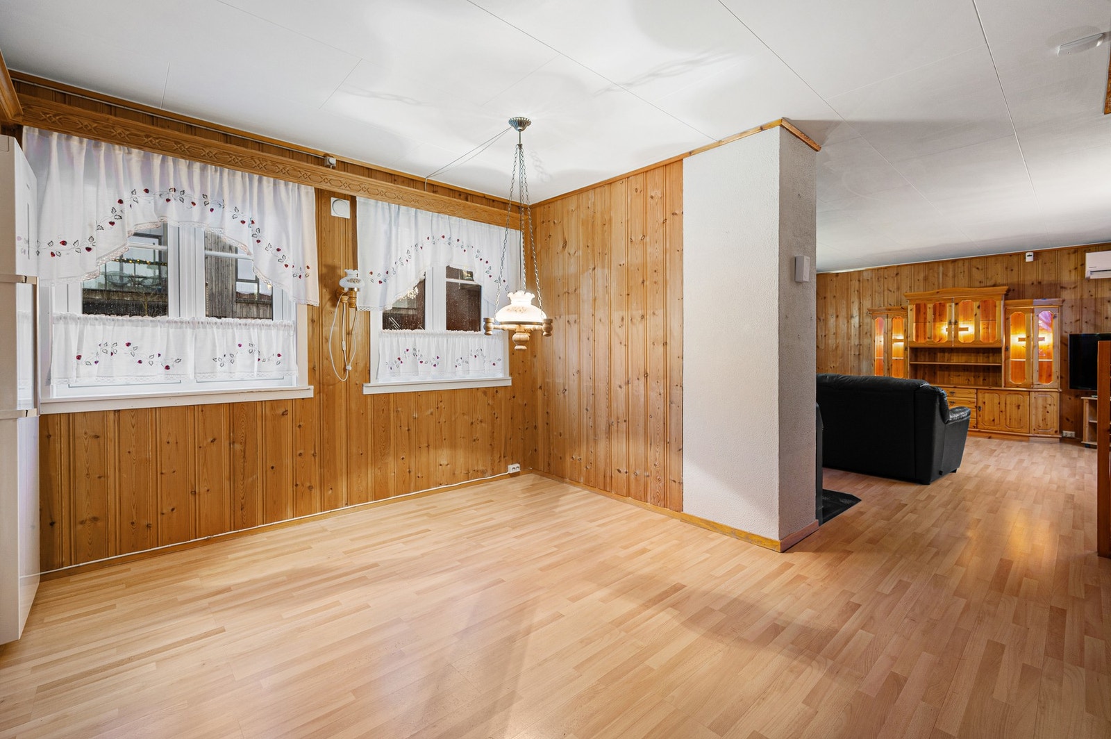 Boligen er utstyrt med trevinduer med 2-lags glass datert 2014. Galleribilde