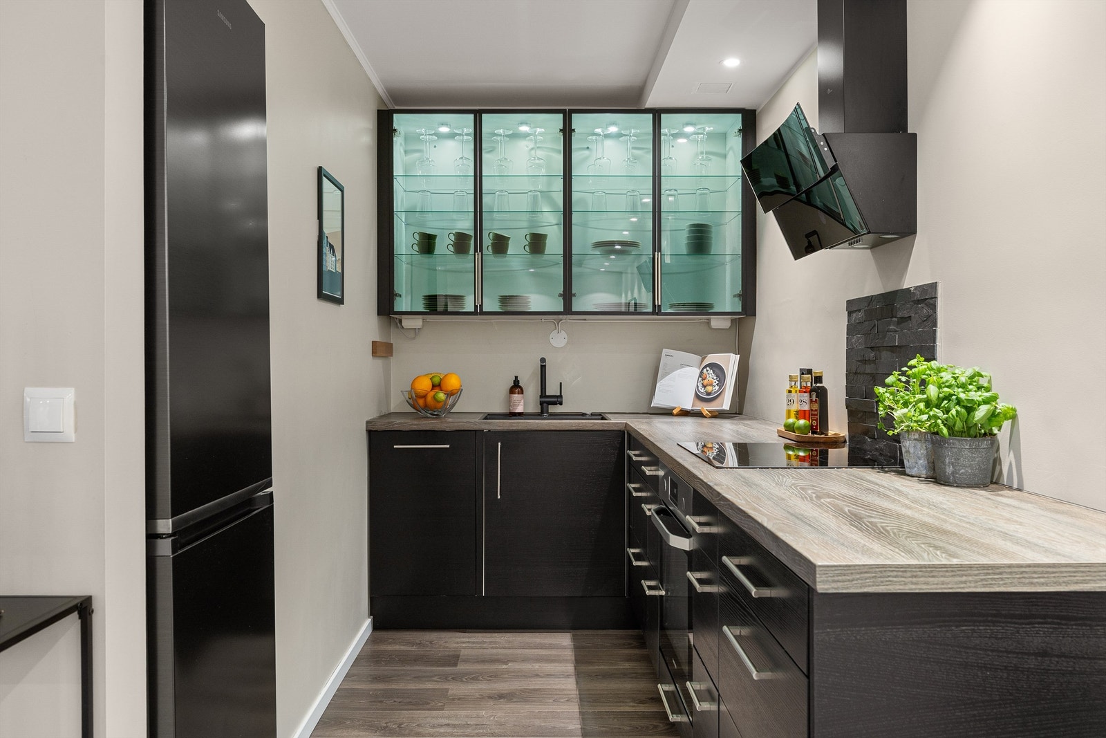 Overskap med glassdører og stikkontakter under Galleribilde