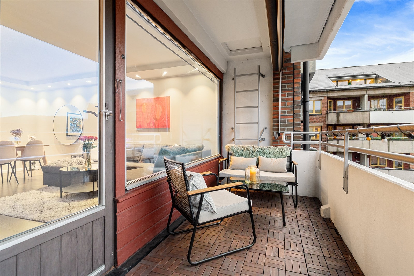 Balkongen fungerer naturligvis fint som en forlengelse av stuen sommerstid, hvor en kan nyte fine dager vel som flotte kvelder Galleribilde