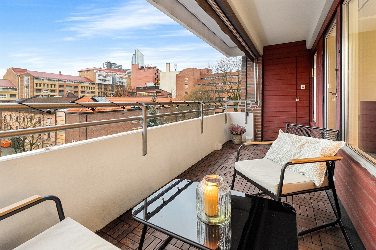 Her har en med andre ord god plass til utemøblement som en sittegruppe og grill - det er tillatt med el- og/eller gassgrill Galleribilde