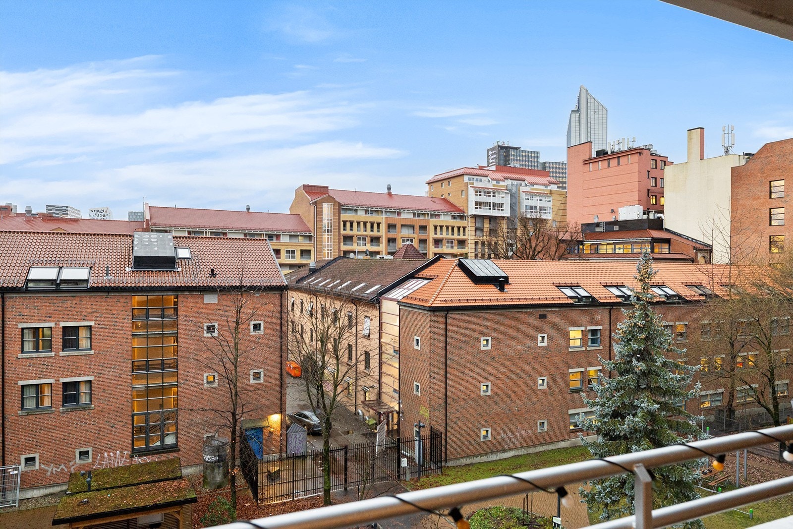 Balkongen vender mot sydvest med sol store deler av dagen, og markise som gjør at leiligheten holder seg behagelig sval gjennom varme sommerdager Galleribilde