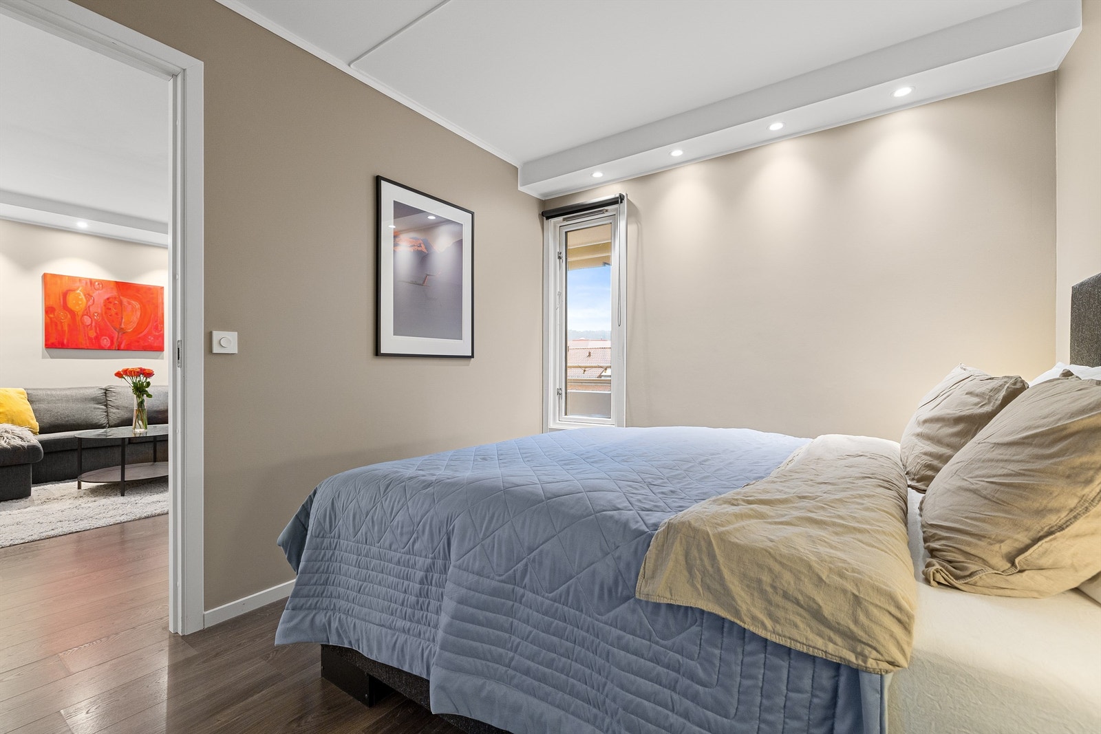 I og med at leiligheten ligger høyt i en svært skjermet femteetasje er det så og si ingen innsyn både i stuen, på balkongen og på soverommet Galleribilde