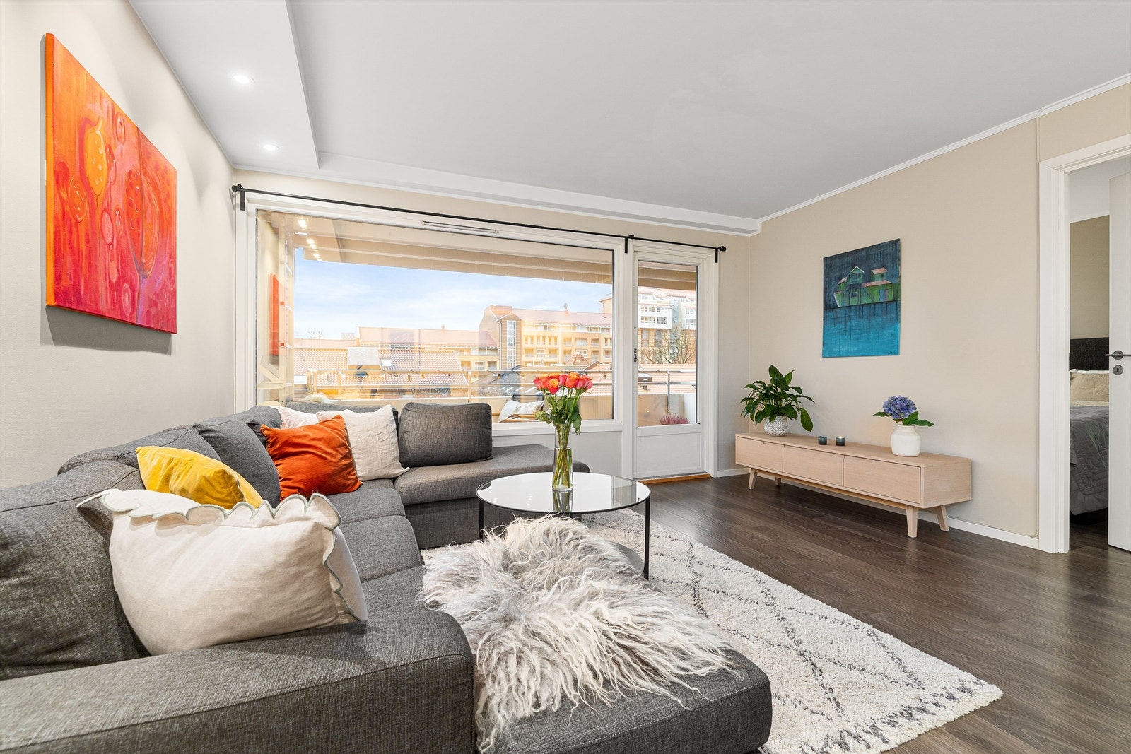 Fra stuen er det utgang til en flott balkong på 8 kvm som strekker seg langs hele stuen Galleribilde