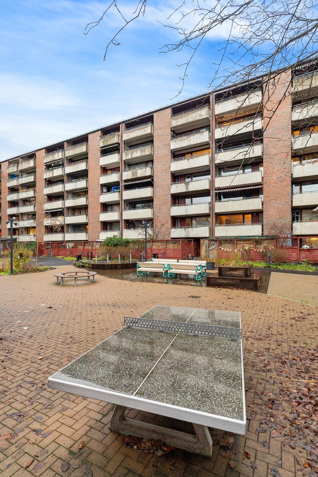 Fellesområdet byr blant annet på flere hyggelige sittegrupper, lekeapparater, samt plenarealer og grønne vekster Galleribilde