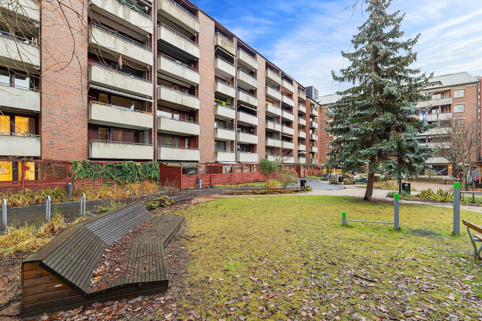 Sameiet har grønne og romslige fellesarealer med god plass til å boltre seg for både store og små Galleribilde