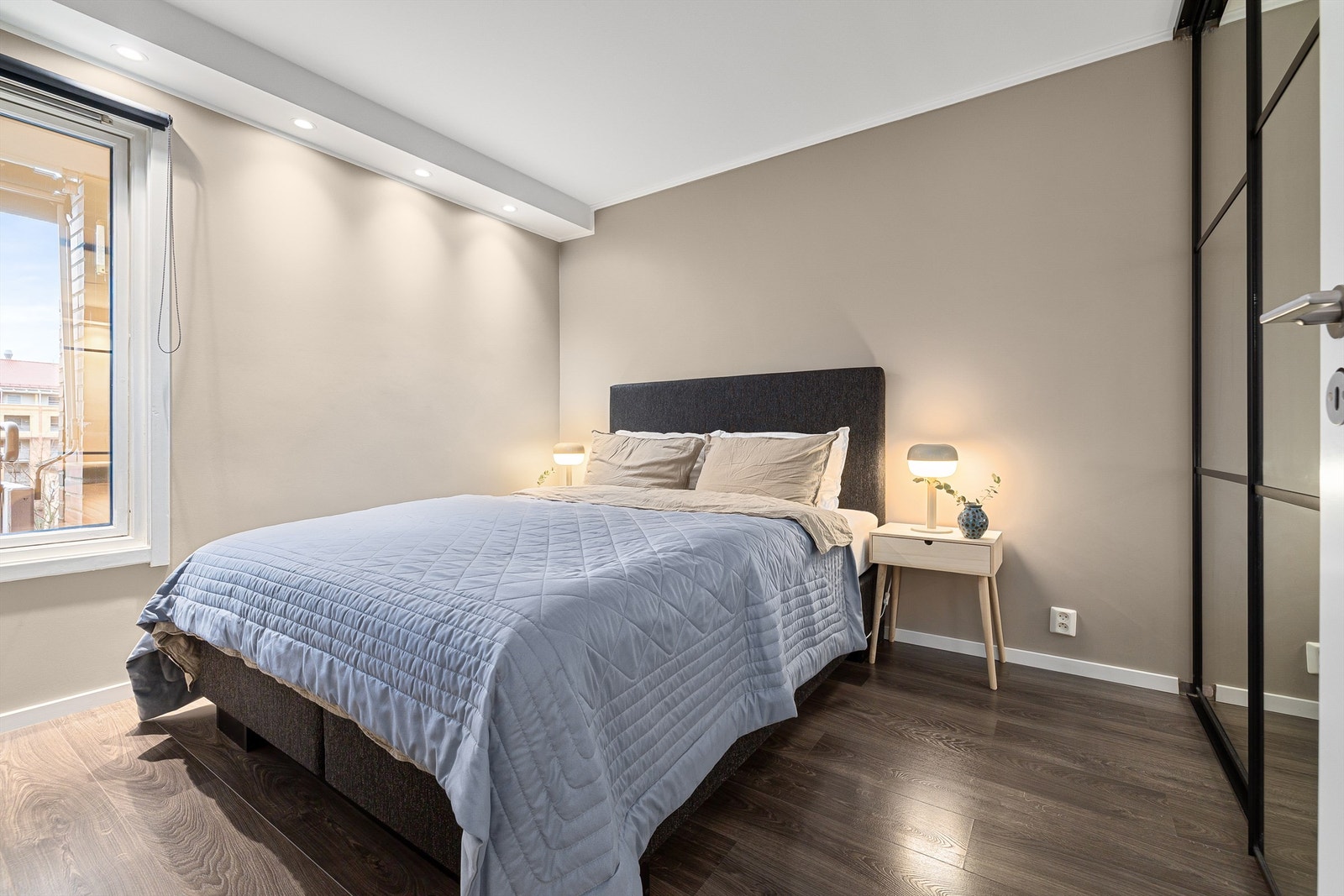 Soverommet er av god størrelse og byr på plass til dobbeltseng med tilhørende nattbord Galleribilde