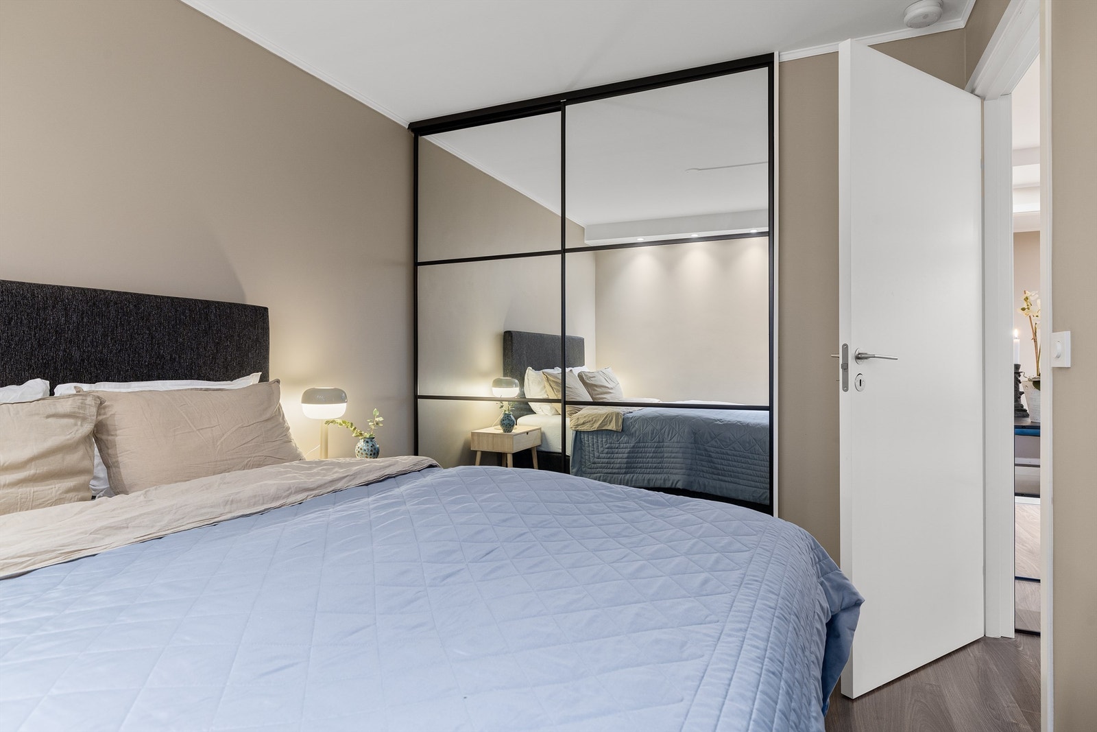 God lagringskapasitet i plassbygd skyvedørsgarderobe med speildører Galleribilde