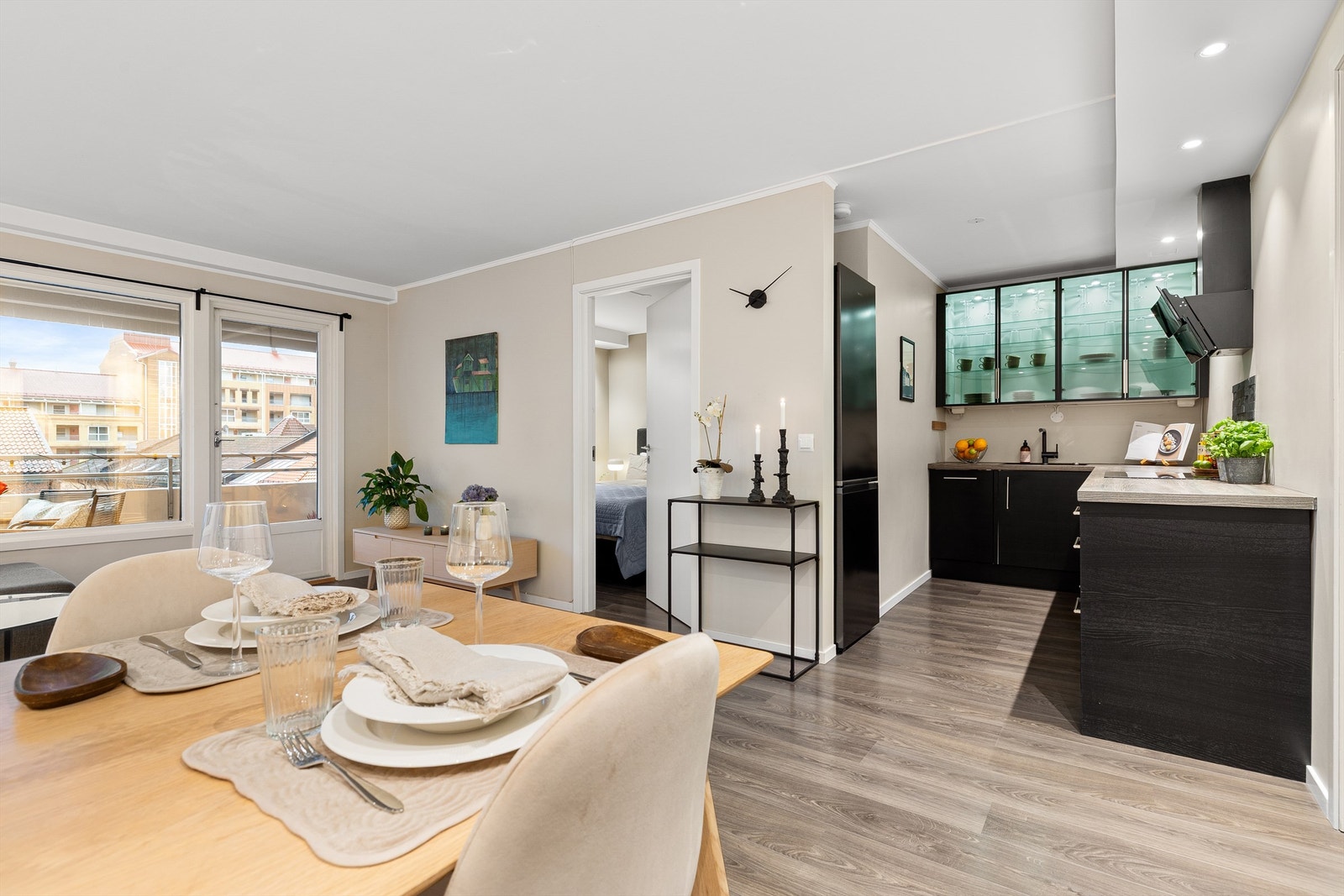 Moderne og innholdsrikt kjøkken i delvis skjermet løsning med både stue og spisestue Galleribilde