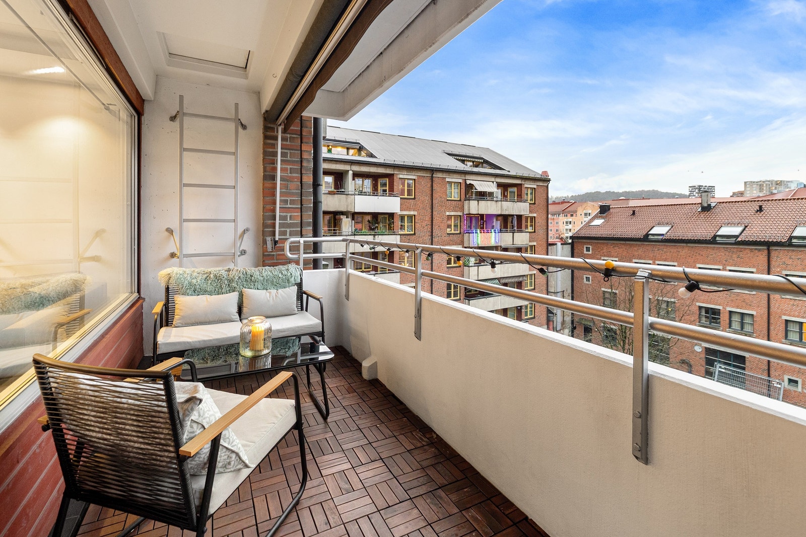 Innbydende 2-roms leilighet med store vindusflater, en romslig planløsning og oppgradert standard. Her bor du høyt og fritt med lite innsyn og gode solforhold! Galleribilde