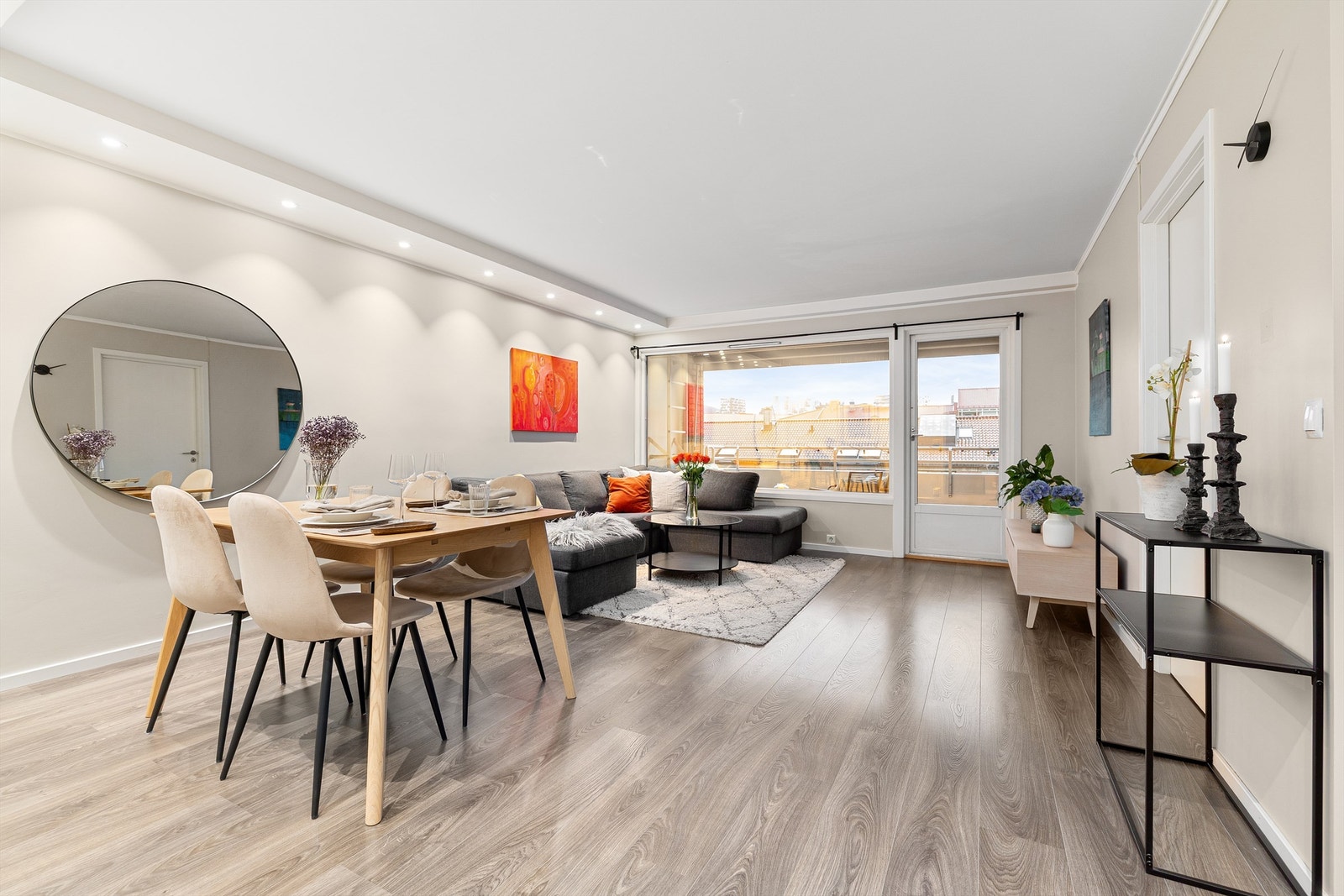 Tiltalende stue med en lun romfølelse og store vindusflater som både byr på gode lysforhold og en åpen utsikt Galleribilde