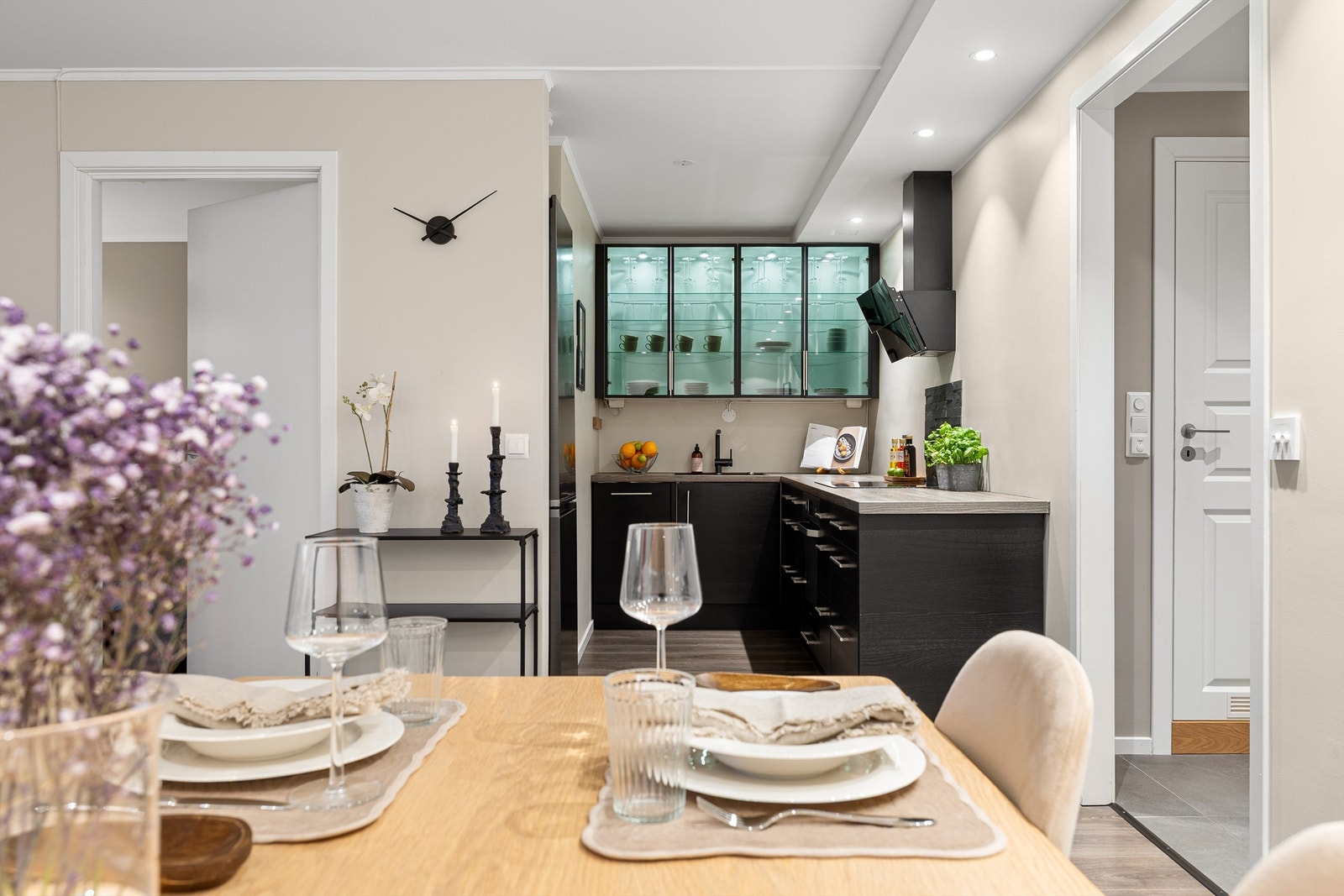 En slik type kjøkkenløsning tilfredsstiller mange behov, for deg som ønsker mye benk- og skapplass og for deg som ønsker et åpent og sosialt rom Galleribilde