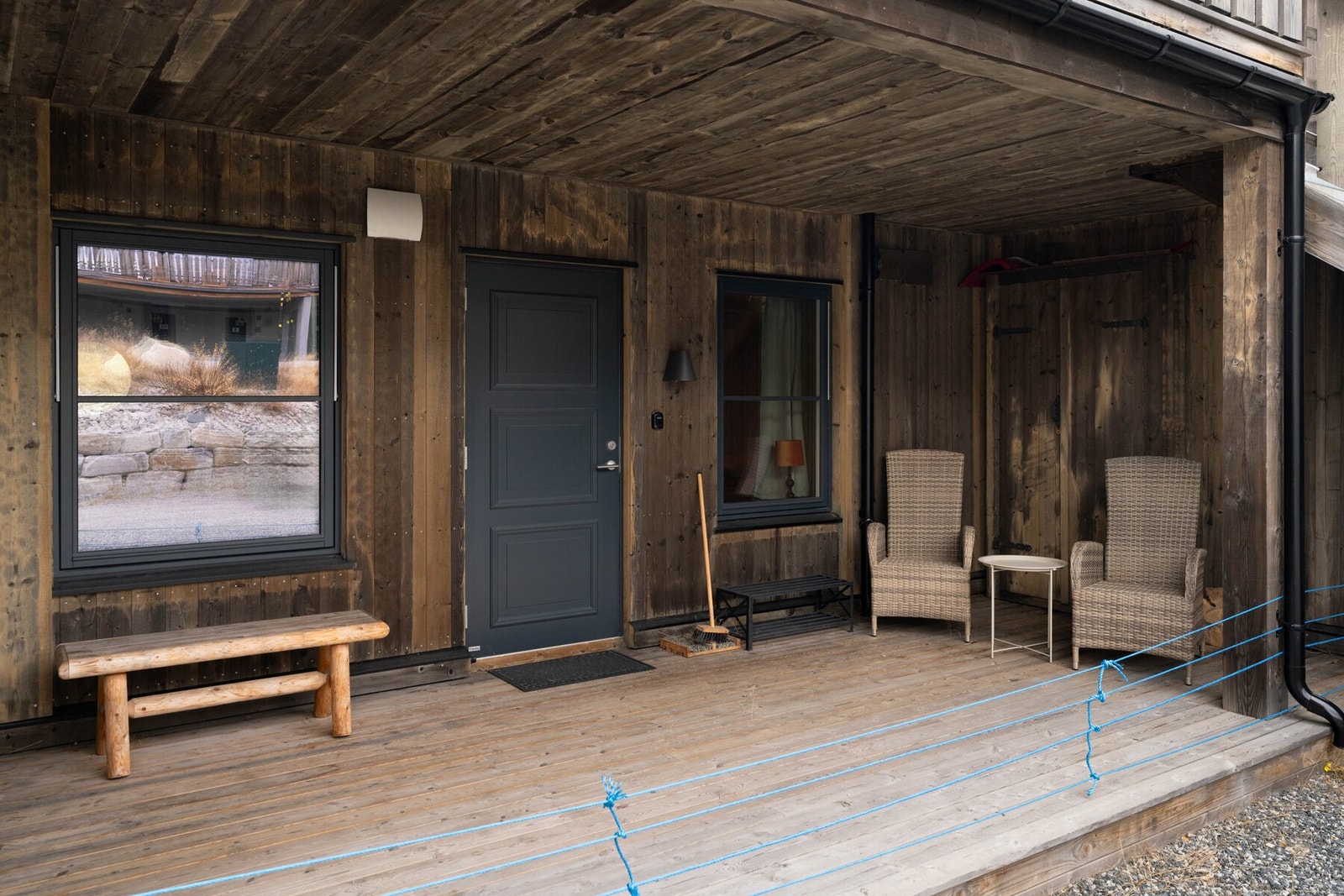 Hyggelig overbygget inngangsparti - her kan morgenkaffen nytes! Galleribilde