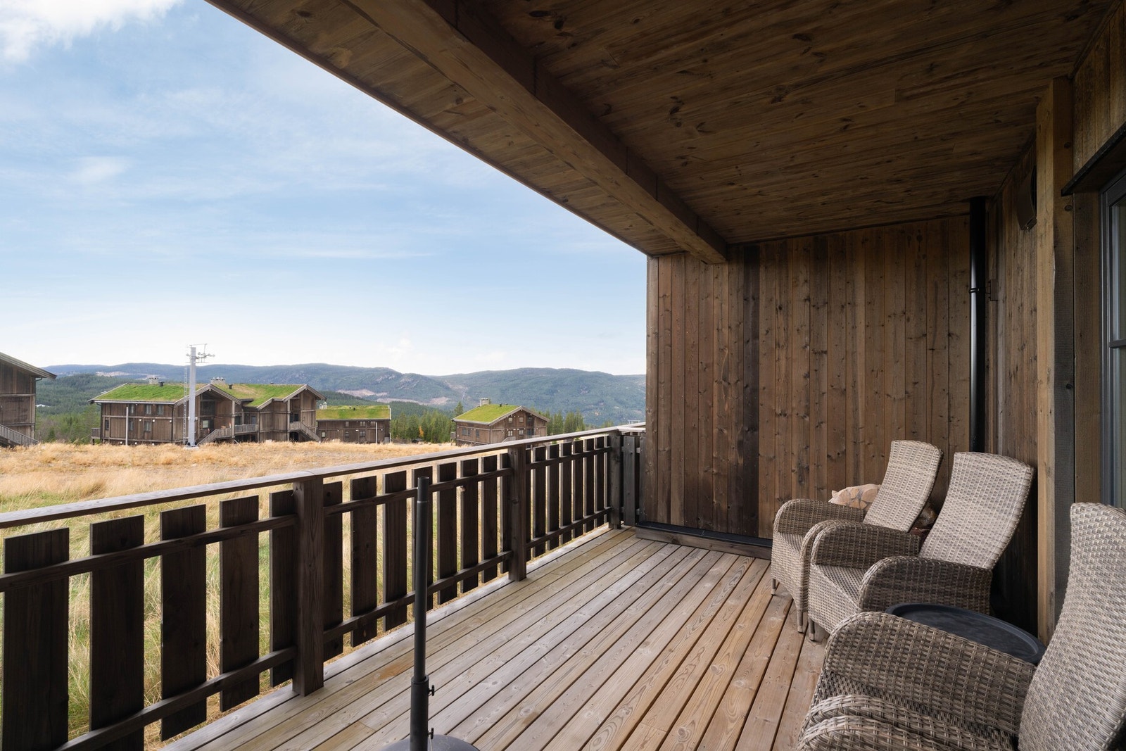 Solrik og overbygget veranda på 17 kvm med utgang fra stuen. Galleribilde