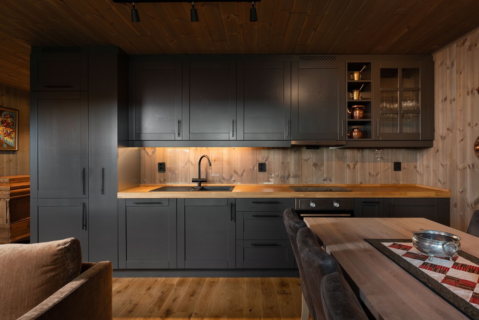 Kjøkkenet er godt utstyrt med god benkeplass. Galleribilde