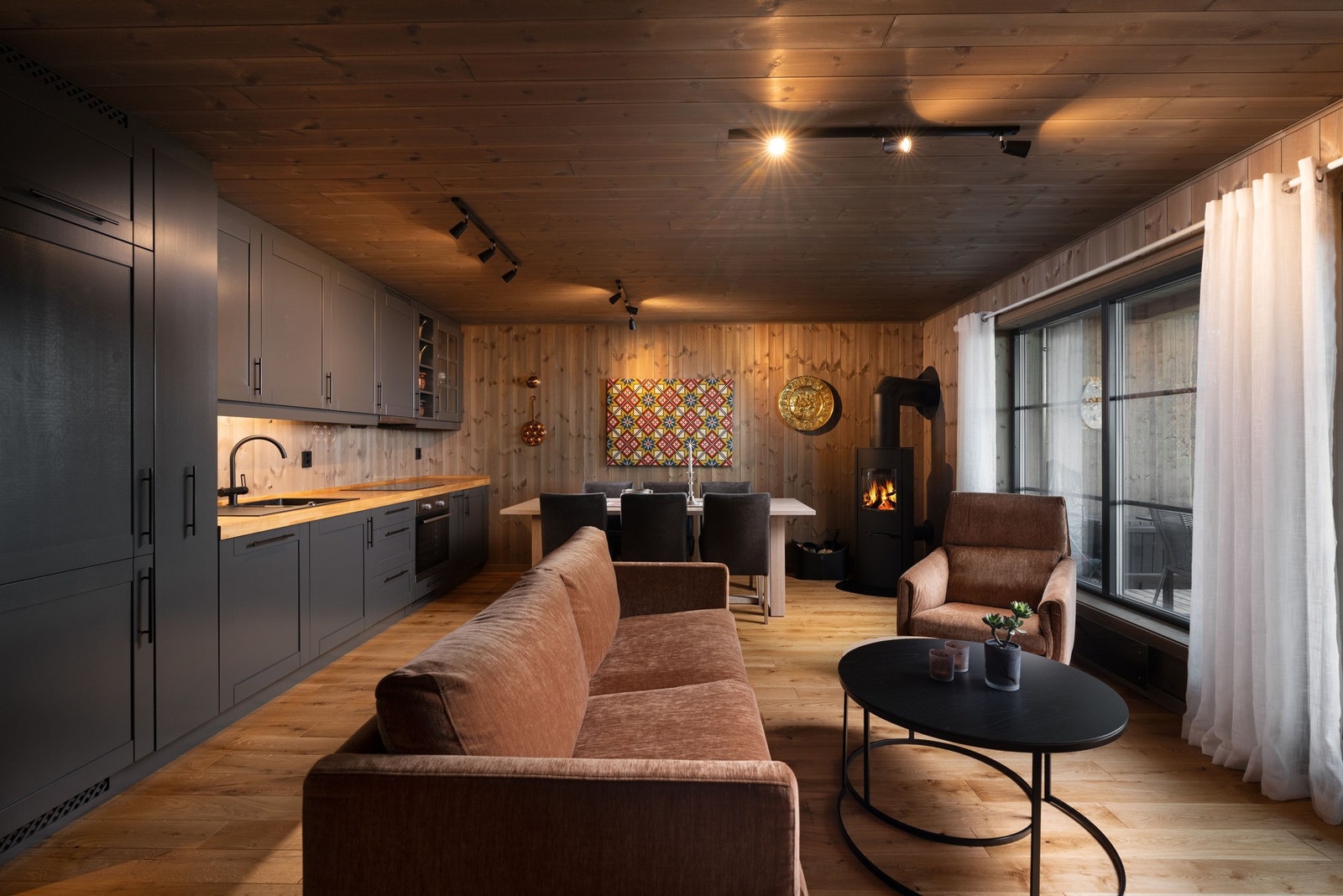 Åpen løsning mellom kjøkken /spisestue og stue gir en sosial atmosfære. Galleribilde