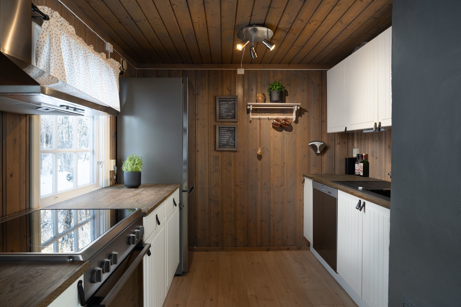 Praktisk nyere kjøkken. Galleribilde