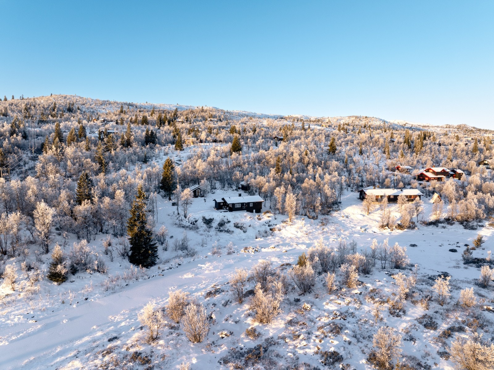 Belliggende med naturen og elva som nærmeste nabo. Galleribilde