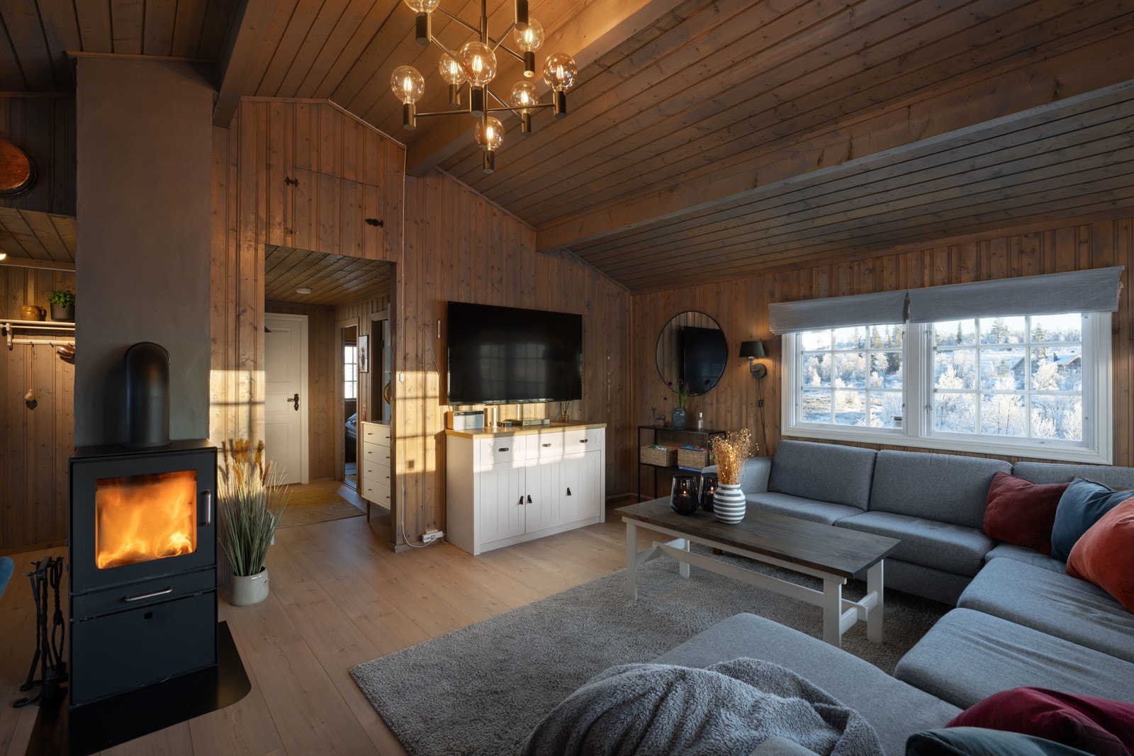 Flott peisovn. Det er også montert varmepumpe. Galleribilde