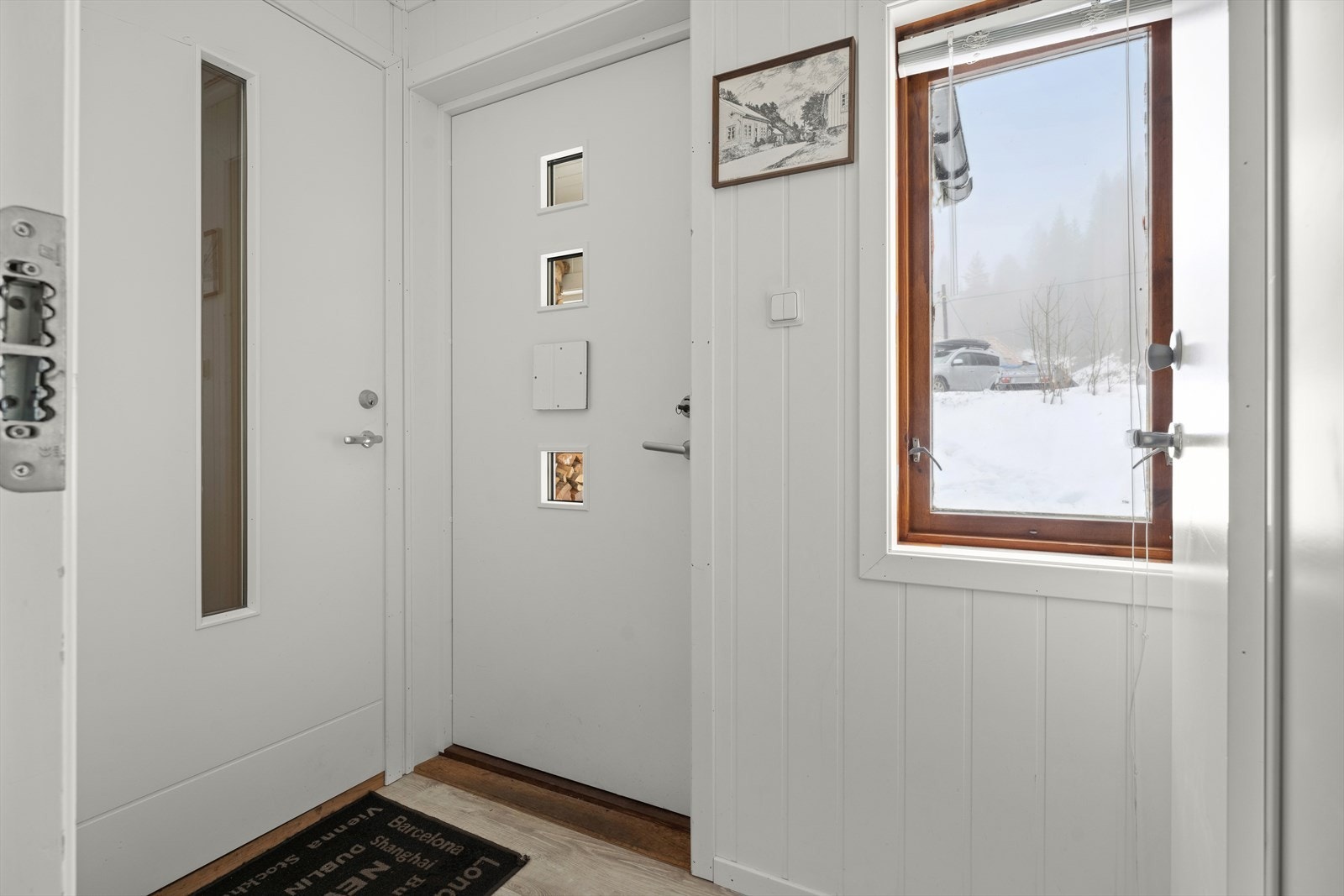 Trivelig vindfang og luftig gang som ønsker deg velkommen inn, god plass til å henge fra seg ytterklær! Galleribilde