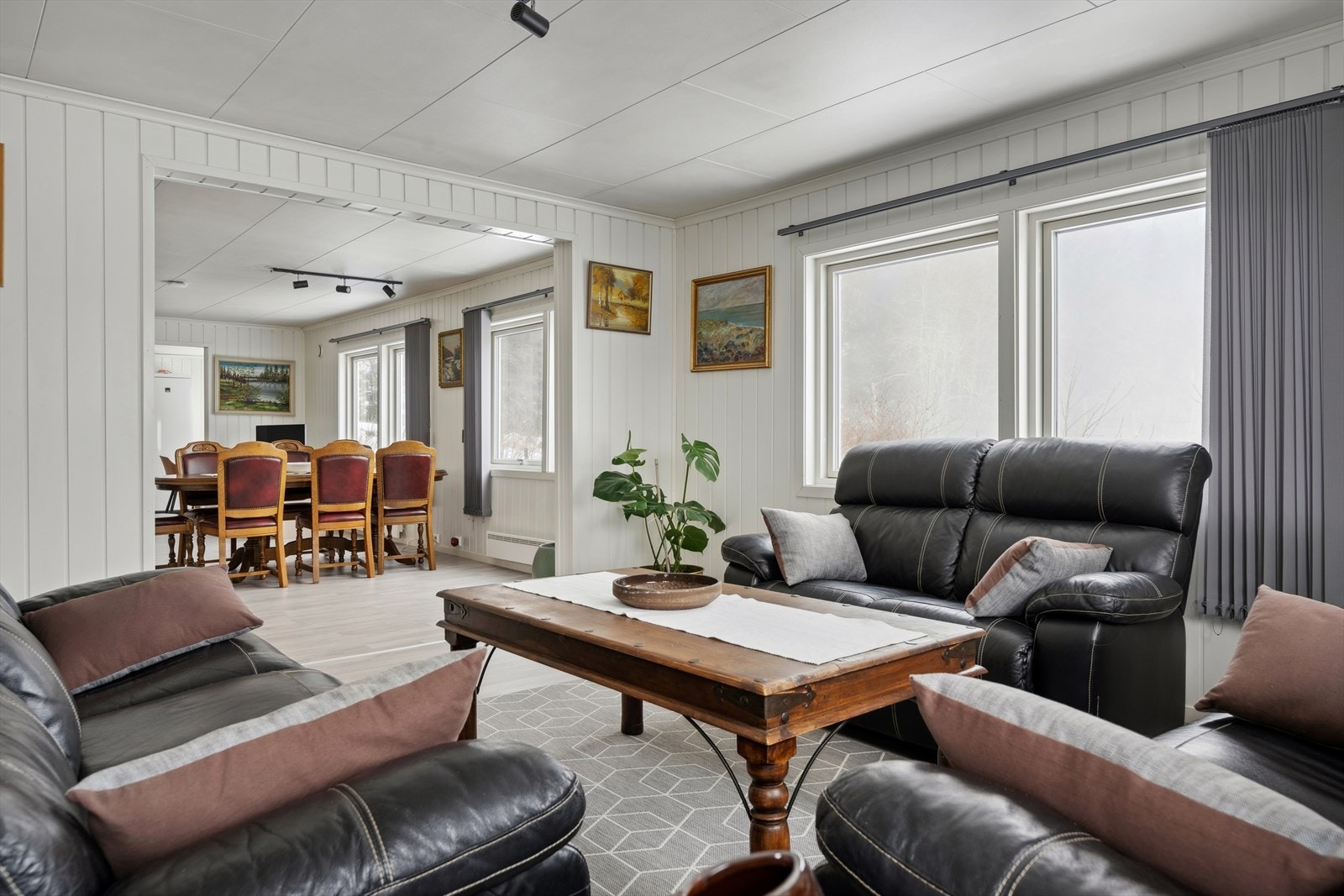 Store vindusflater som lar dagslyset flyte fritt. Et rom for avkobling og hygge - Plass til å dele små og store opplevelser med venner eller ta frem en god bok og lytte til musikk, alene. Galleribilde