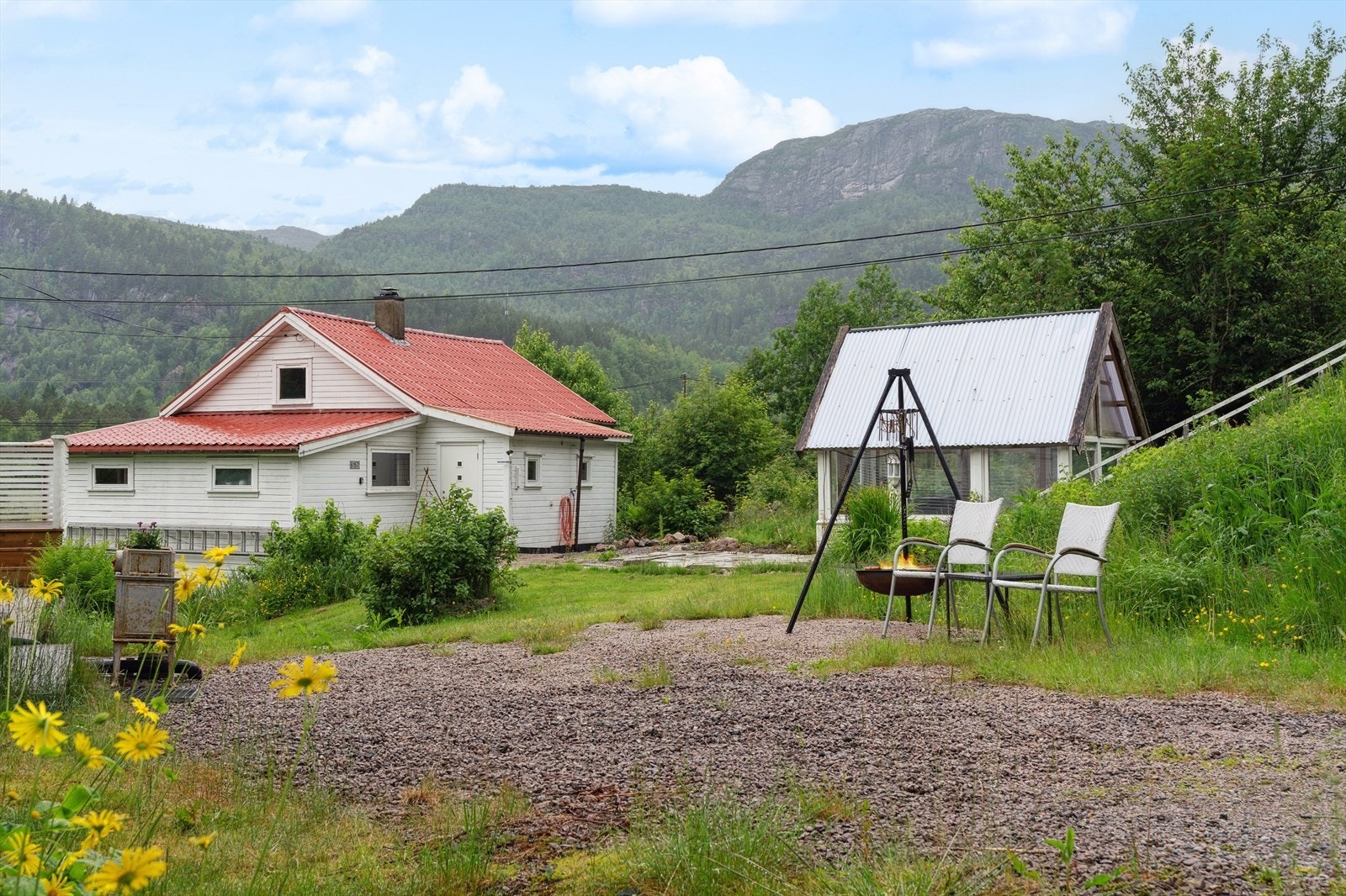 Sirdalsveien 6157 er en litt mindre hytte, men funksjonell med to soverom, bad, stue og kjøkken i åpen løsning. Galleribilde