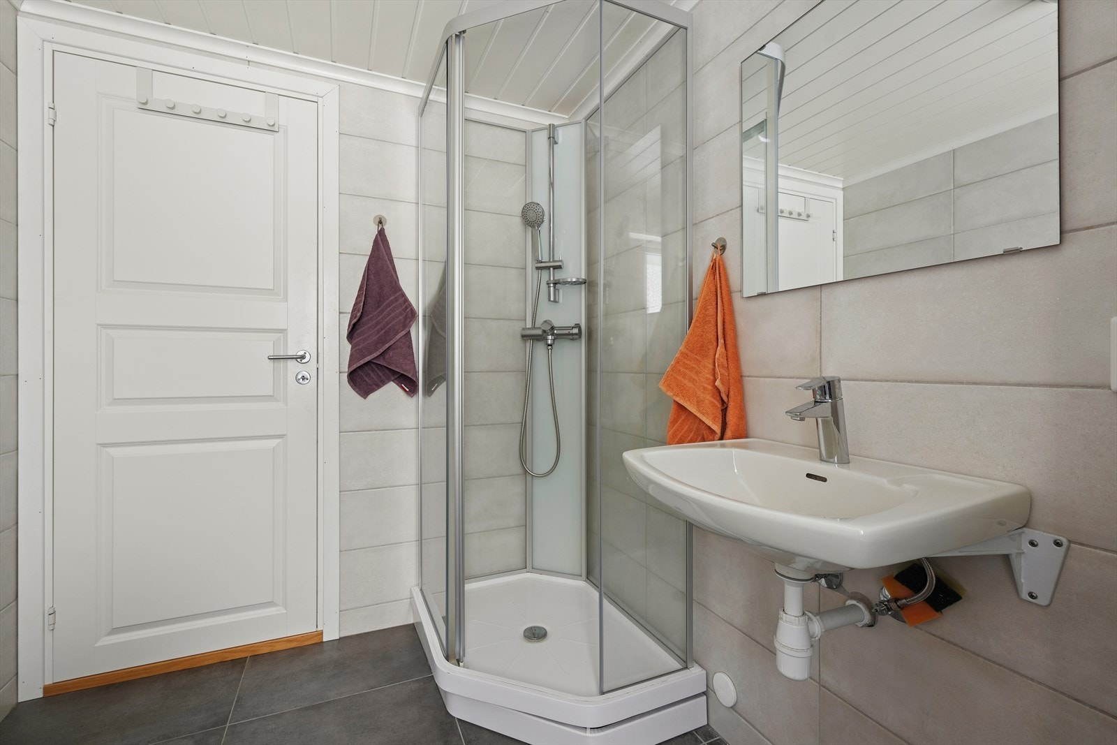 Pent bad. Ventilasjon. Badet fremstår i god stand. Galleribilde