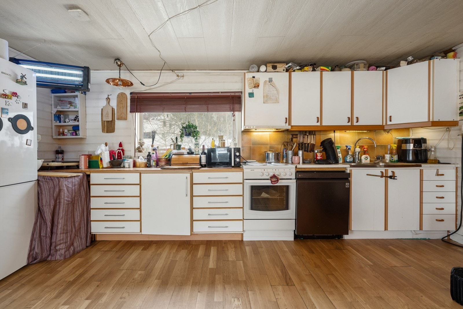 Enkel kjøkkenkrok. Leietaker opplyser at det benyttes egen vannslange fra oppvaskmaskinens avløp. Avløpsslangen trekkes ut på badet ved bruk. Det bør planlegges for utskifting/oppussing av kjøkken. Kjøkkenet har ikke avtrekk. Galleribilde