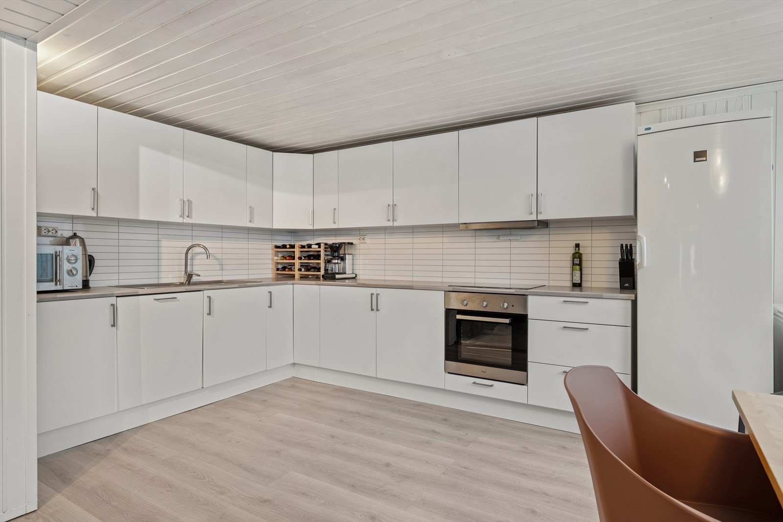 Velutstyrt og fint kjøkken med god skap- og benkeplass. Galleribilde