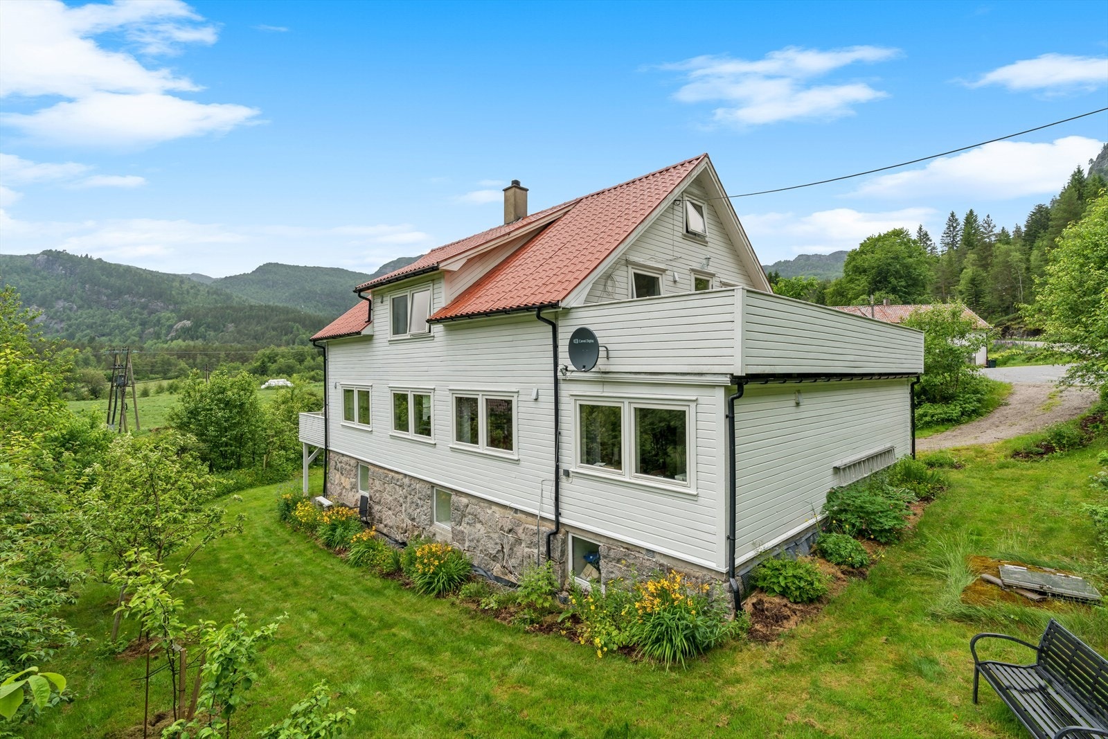 Dette er en svært spennende fritidseiendom. Landlig og idyllisk beliggende, bestående av 2 store enheter på totalt 453 m² BRA. Galleribilde