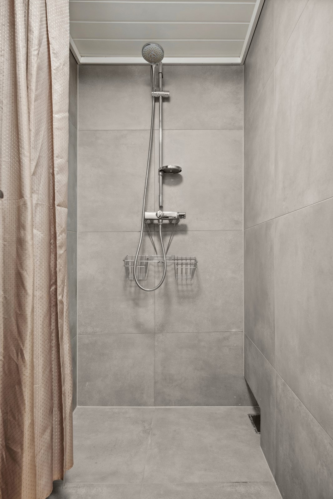 Rommet har to dusjnisjer og eget område med servanter. Ikke avtrekksvifte. Galleribilde