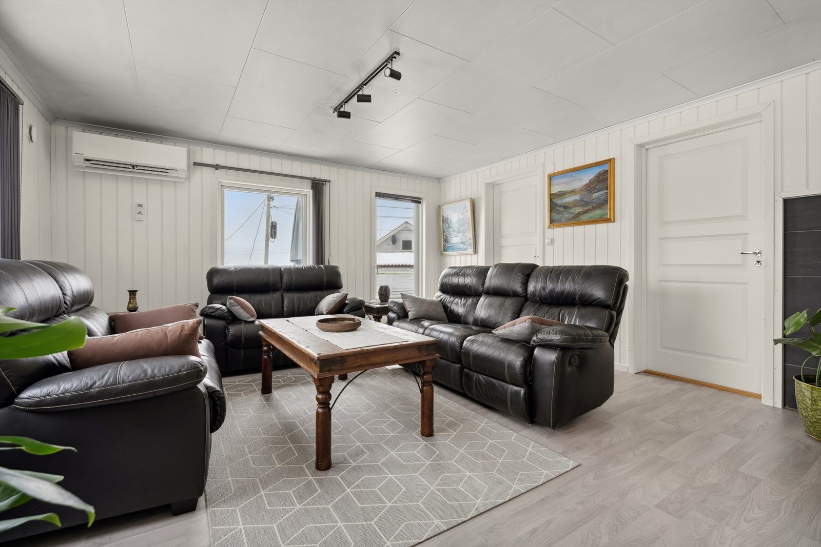 Lys og romslig stue med gode innredningsmuligheter til sofagruppe og tv-møblement. Varmepumpe som varmer godt hele året. Utgang til herlig terrasse. Galleribilde