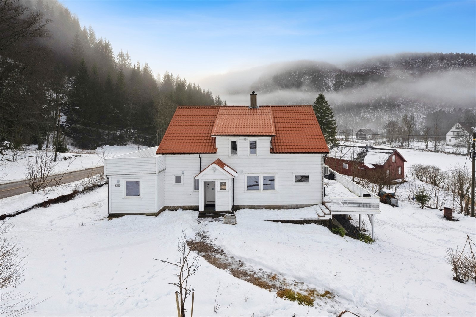 Dette er en svært spennende fritidseiendom. Landlig og idylliske beliggende, bestående av 2 store enheter på totalt 453 m² BRA. Galleribilde