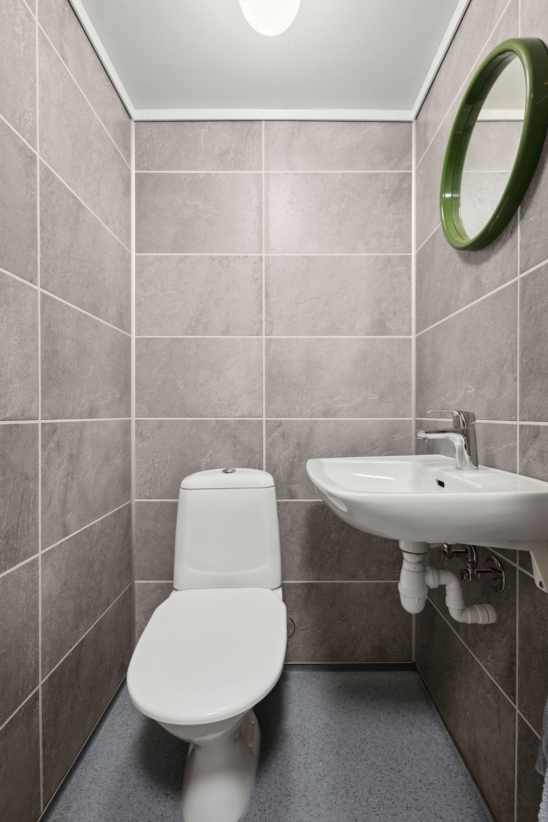 Toalettrom med wc og vask. Galleribilde