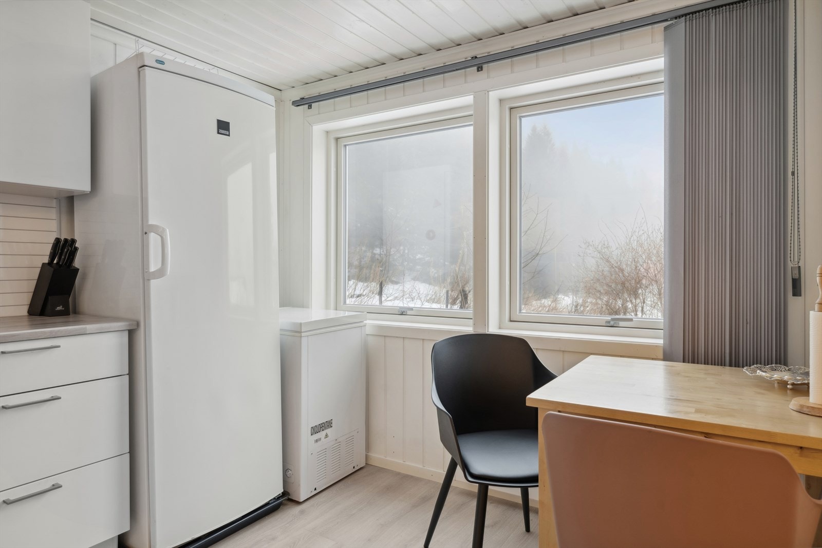 Koselig spiseplass - Her inviteres det til en rolig kopp med morgenkaffe - Eller en rask matbit til folk på farten. Kjøkkenet er innredet slik at matlagingen forenes med sosialt samvær. De generøse vinduene slipper inn mye naturlig lys. Galleribilde