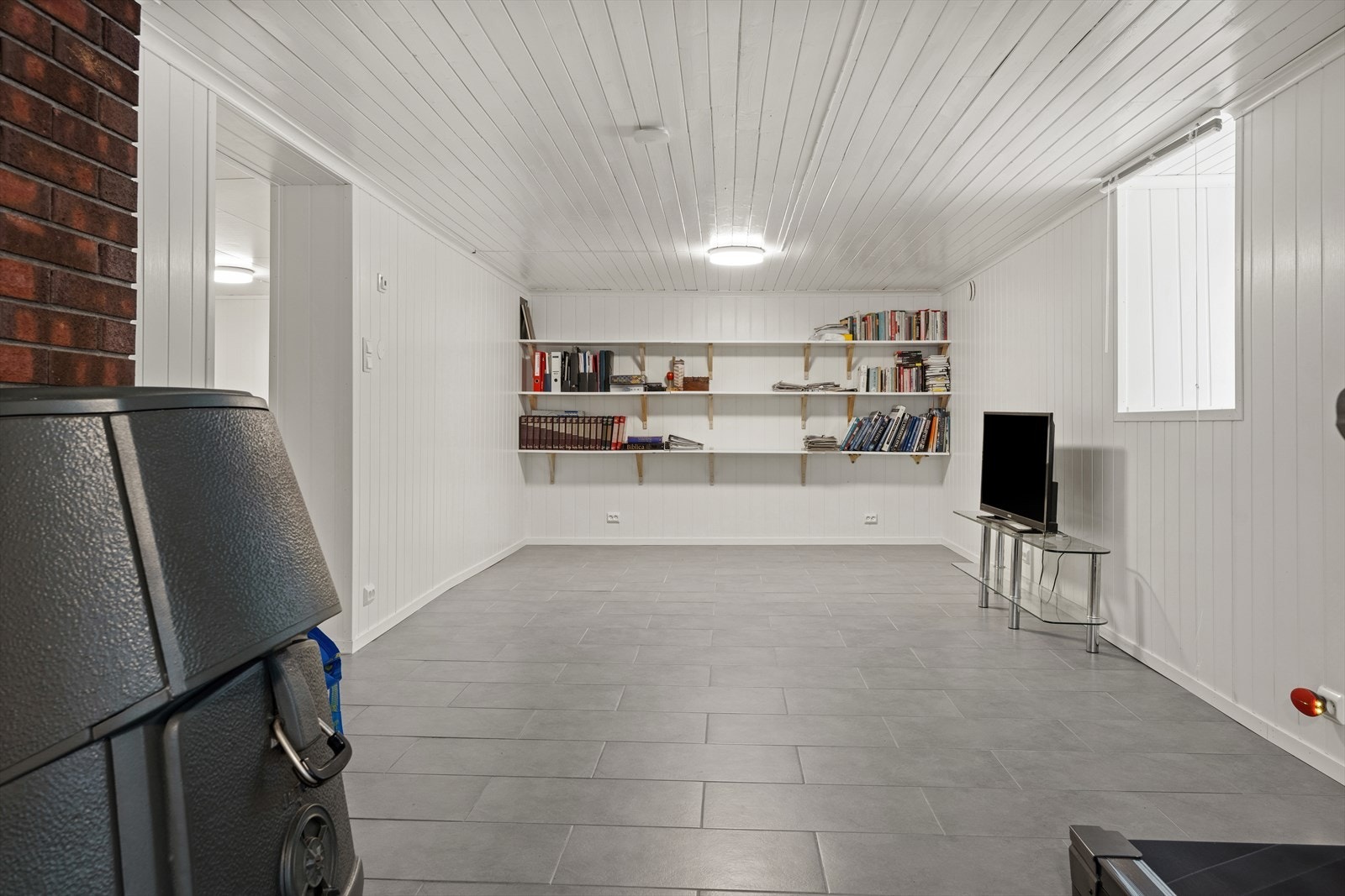 Kjellerstue med vedovn. Galleribilde