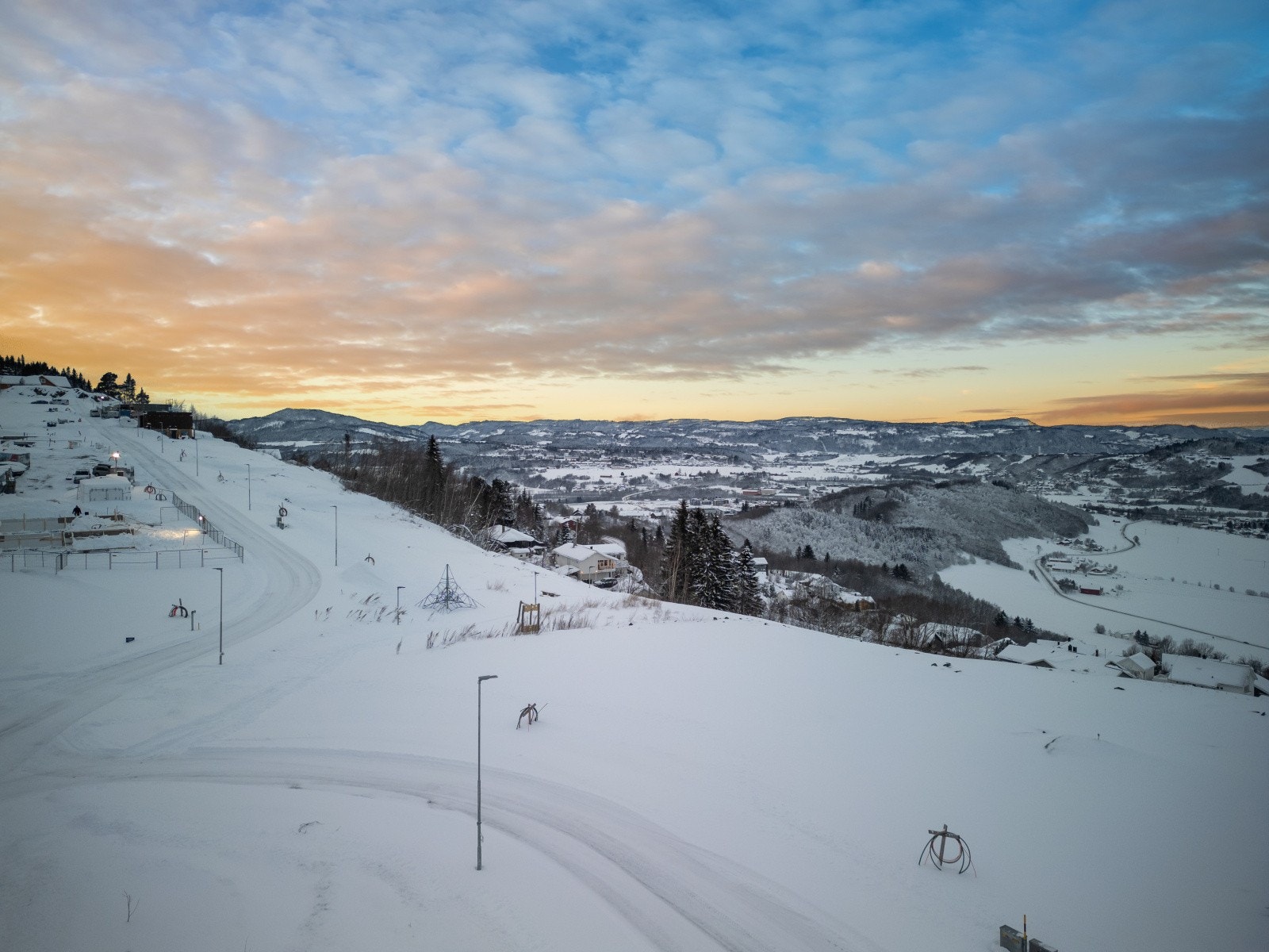 Det er også kort vei til Melhus sentrum (ca. 3 km), der en finner de aller fleste fasiliteter og servicetilbud..jpg Galleribilde