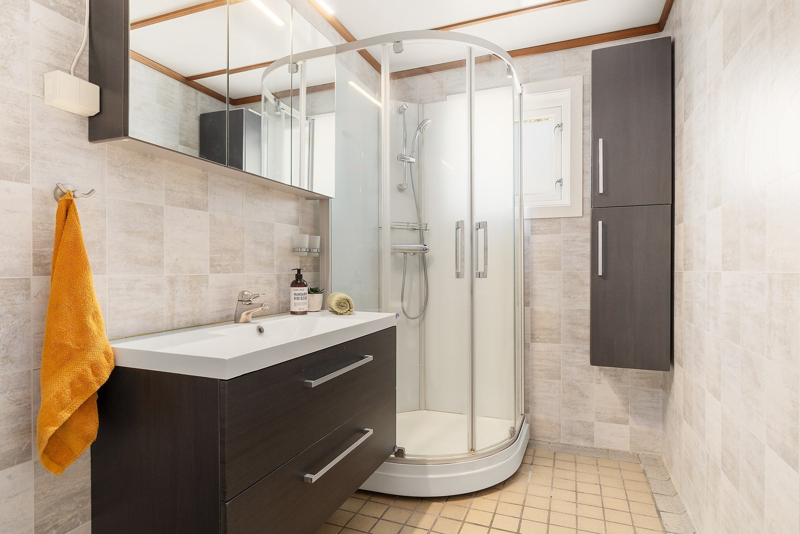 Flislagt bad med servant i innredning og dusjkabinett Galleribilde