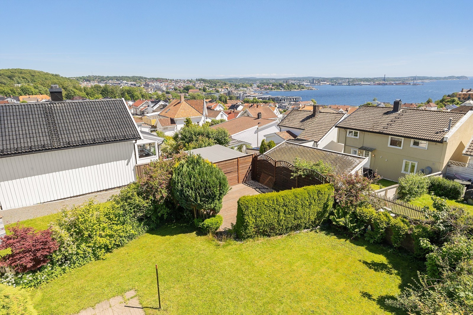 Boligen har en flott hage med plenområde som har god plass til trampoline eller andre hageaktiviteter Galleribilde