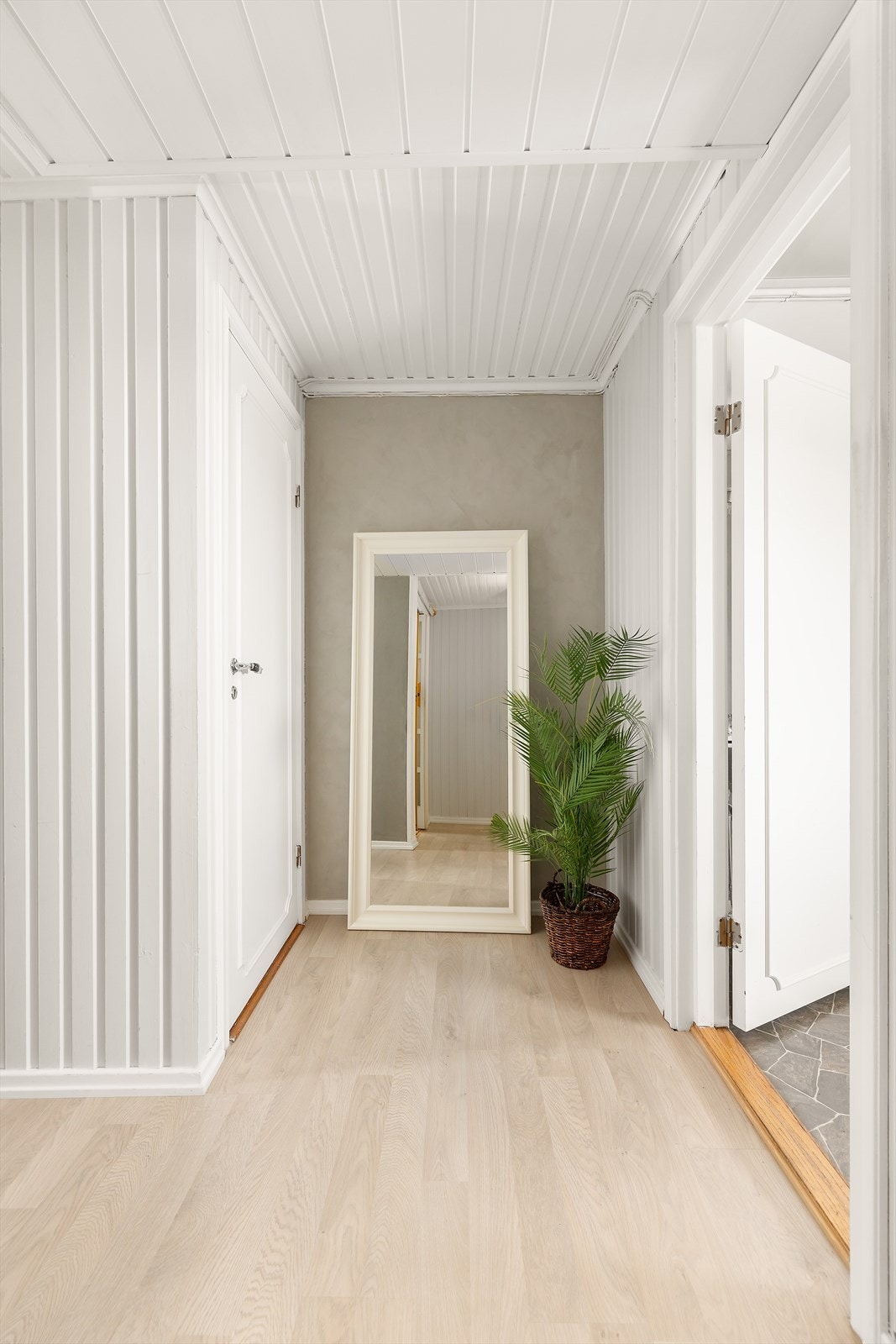 hallen er lys og innbydende og gir et godt inntrykk Galleribilde