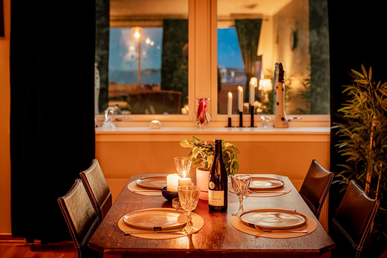 God plass til spisestue der venner og familie kan hygge seg i gode lag Galleribilde