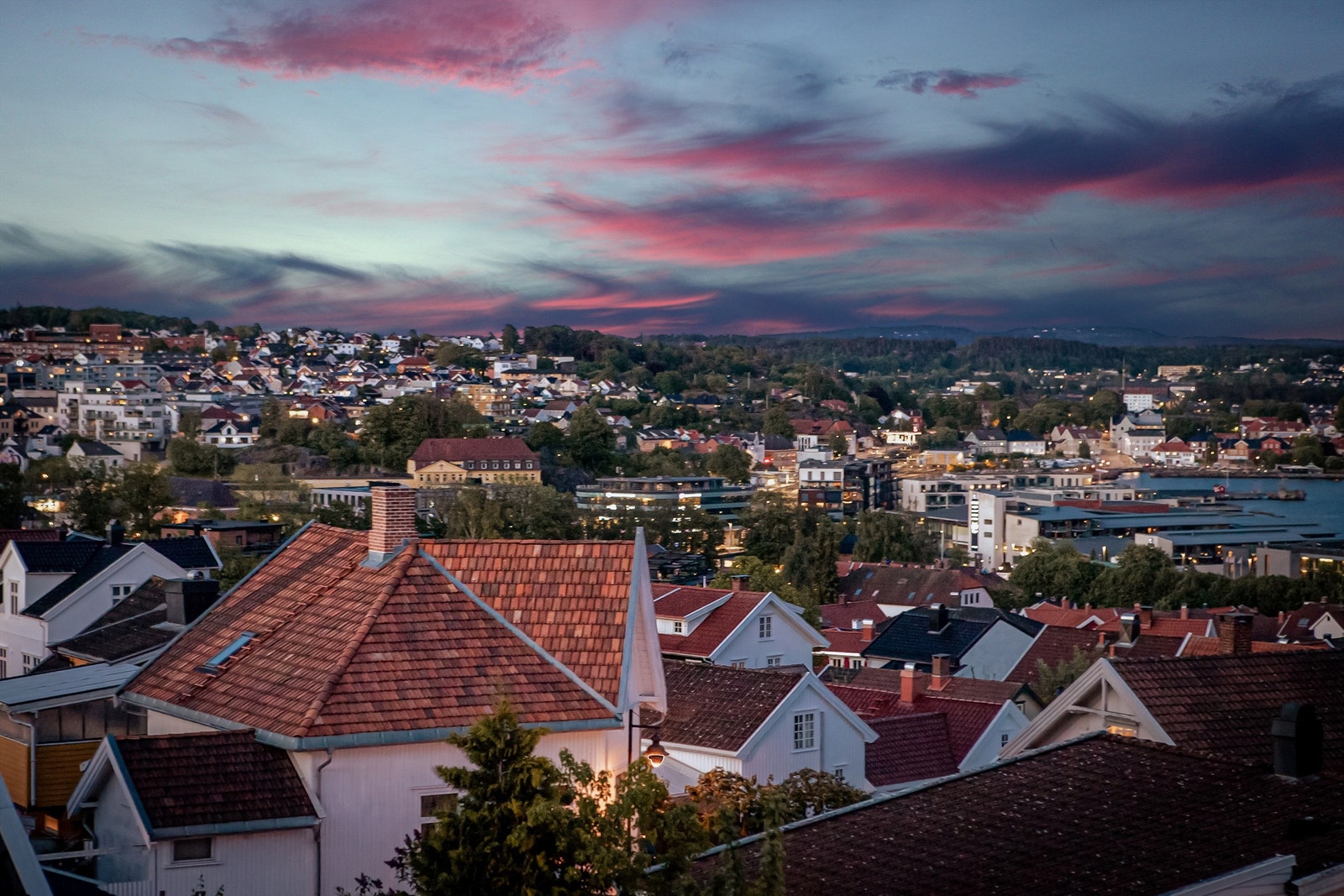 Oversikt har du også over Larvik sentrum med flott belysning utoer kveldstimene Galleribilde